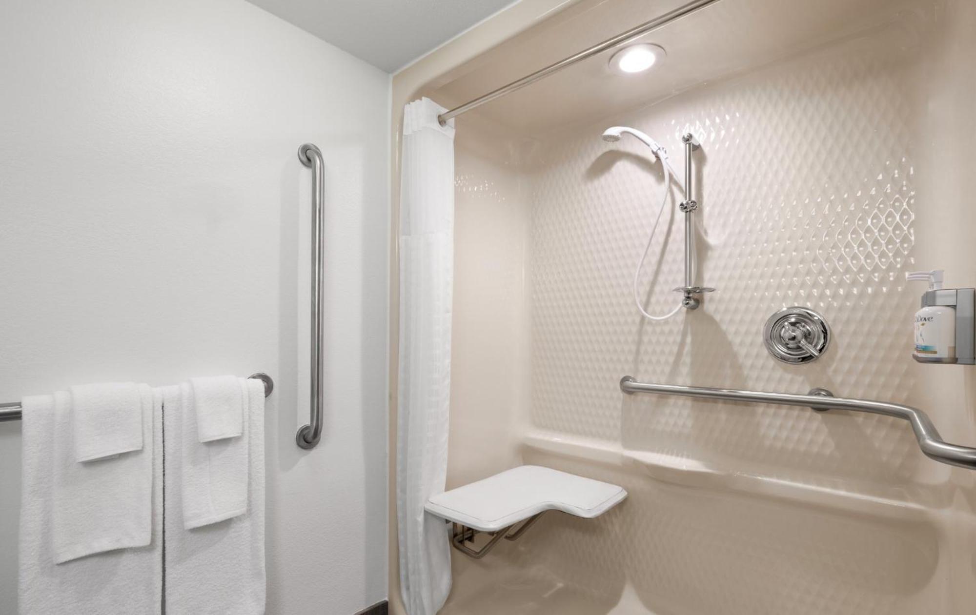 Queen Studio - Mobility Accessible with Transfer Shower
