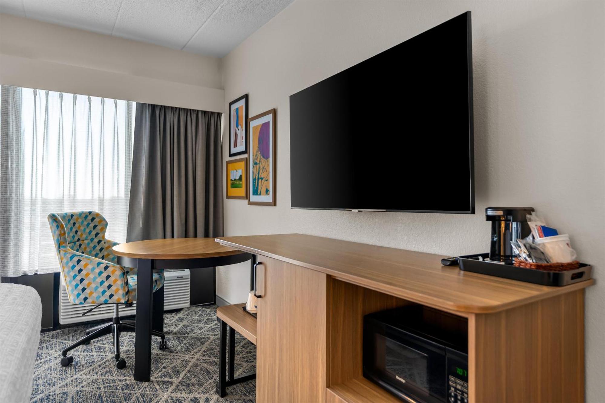 King Room with Roll-In Shower - Mobility and Hearing Access/Non-Smoking