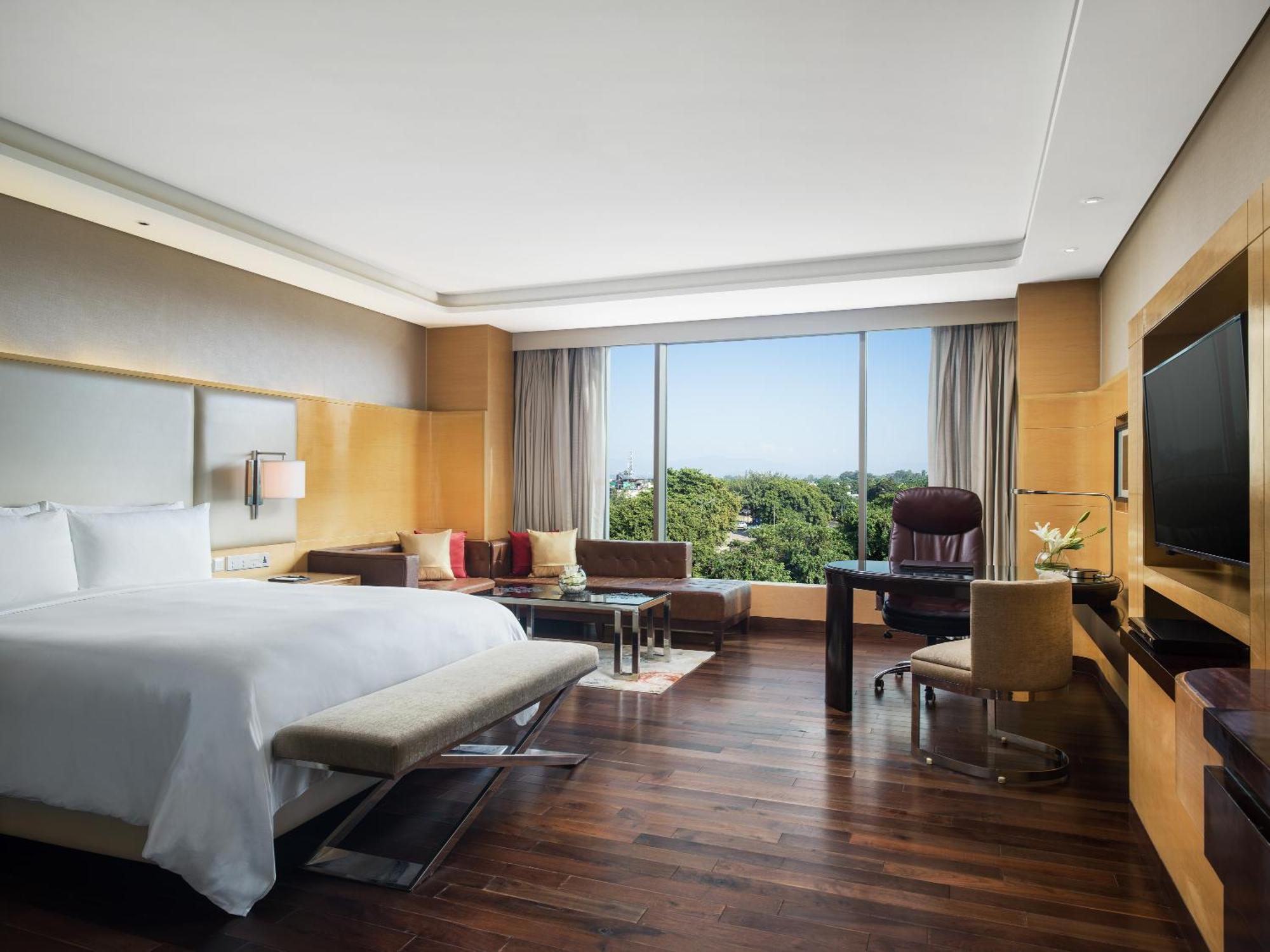Executive King Room complimentary & Club access unlimited IMFL Beverages 5PM to 7PM F&B at JW Café Saffron XO