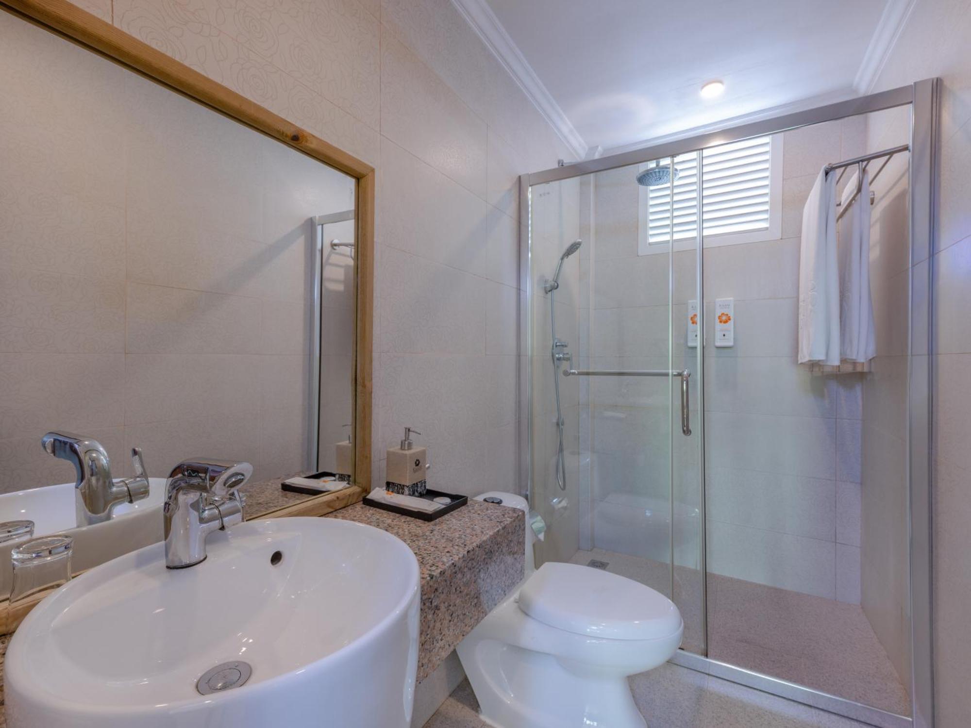 Chambre Triple de Luxe avec Balcon et Vue sur la Mer