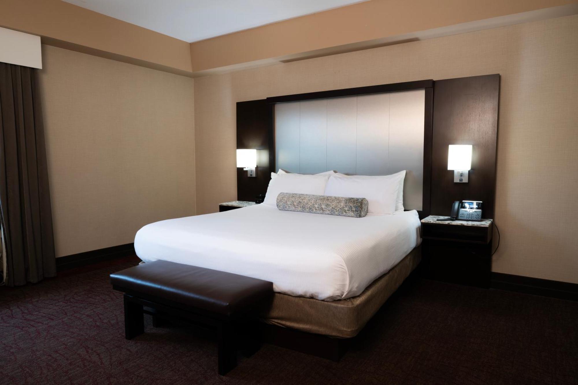 Executive Suite,1771600993:JPEG