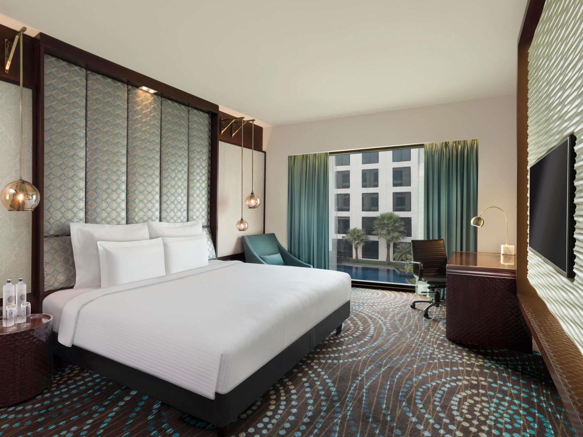 Superior King Room Pool View Bathtub