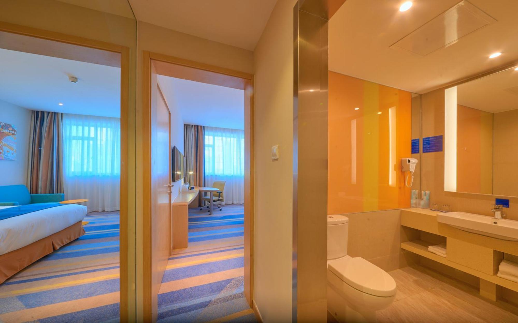 One-Bedroom Suite Mini-Fridge High Floor