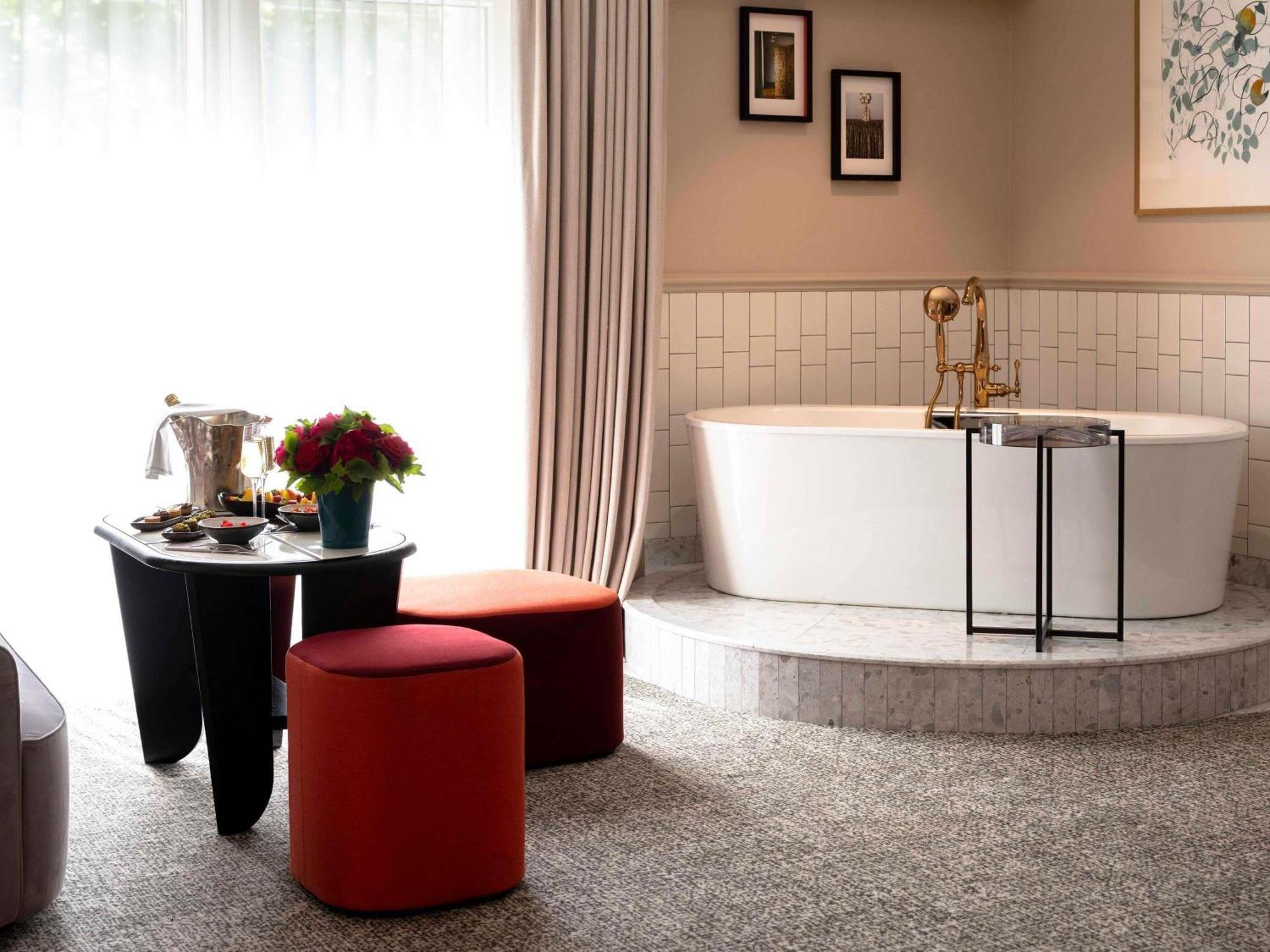 Honeymoon Suite Round bed or Bathtub or Lounge Area Grand Boulevard View