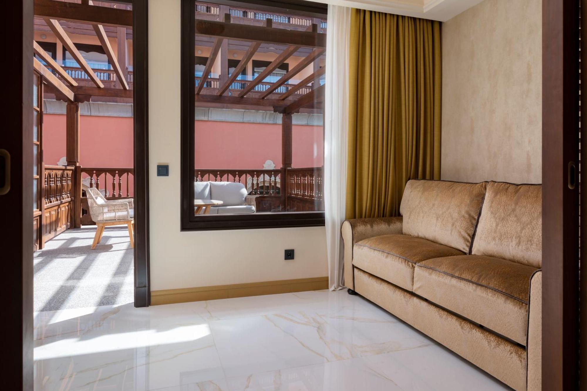 Deluxe Family Room