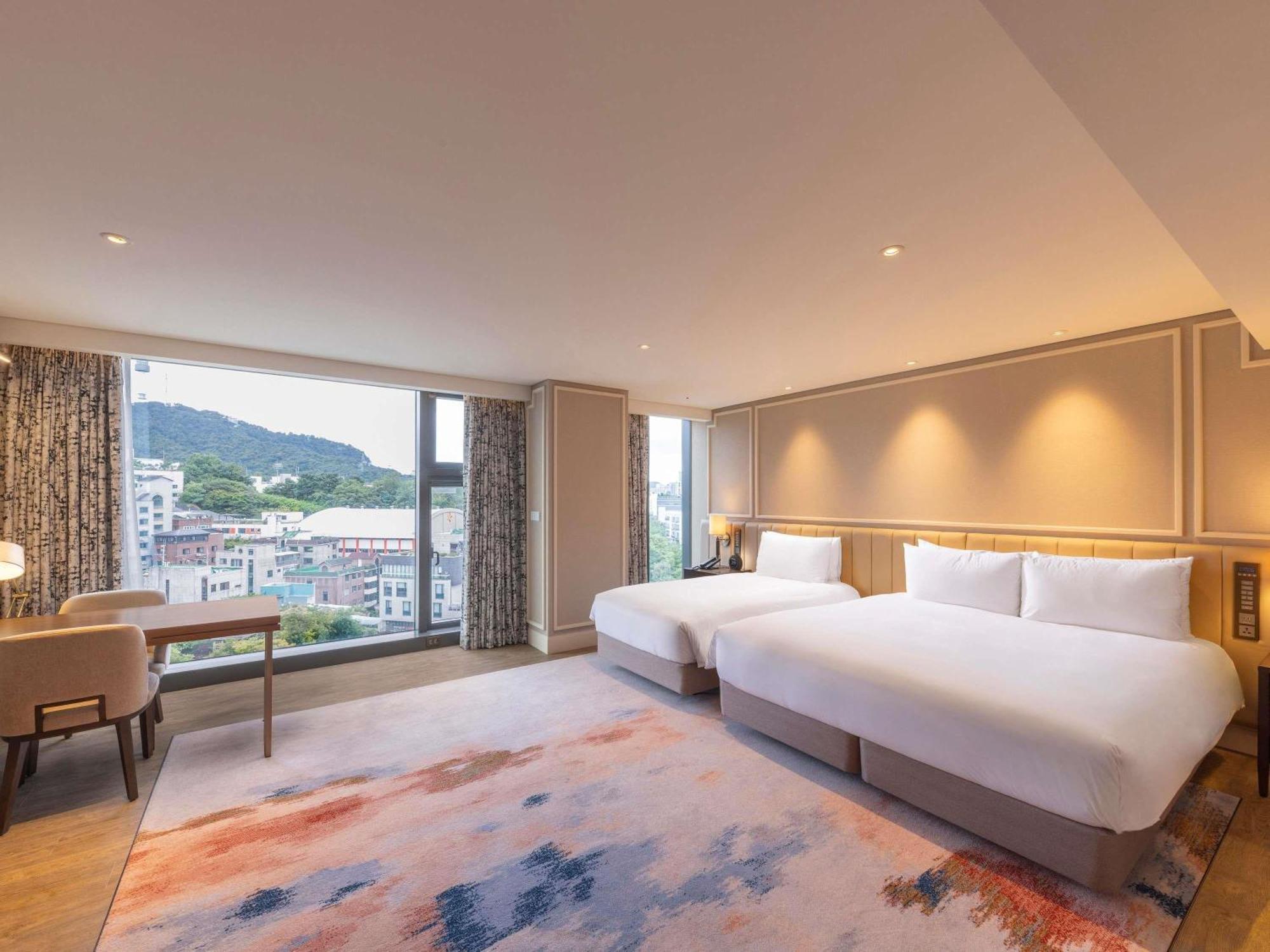 Zimmer Namsan mit 1 Kingsize-Bett und 1 Einzelbett