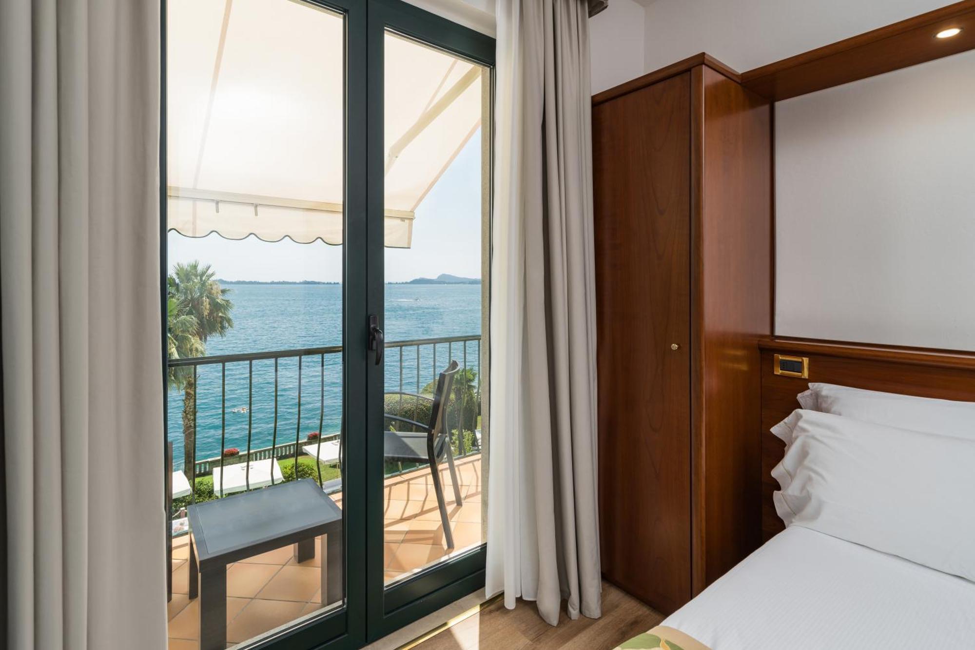 Double or Twin Room with Lake View
