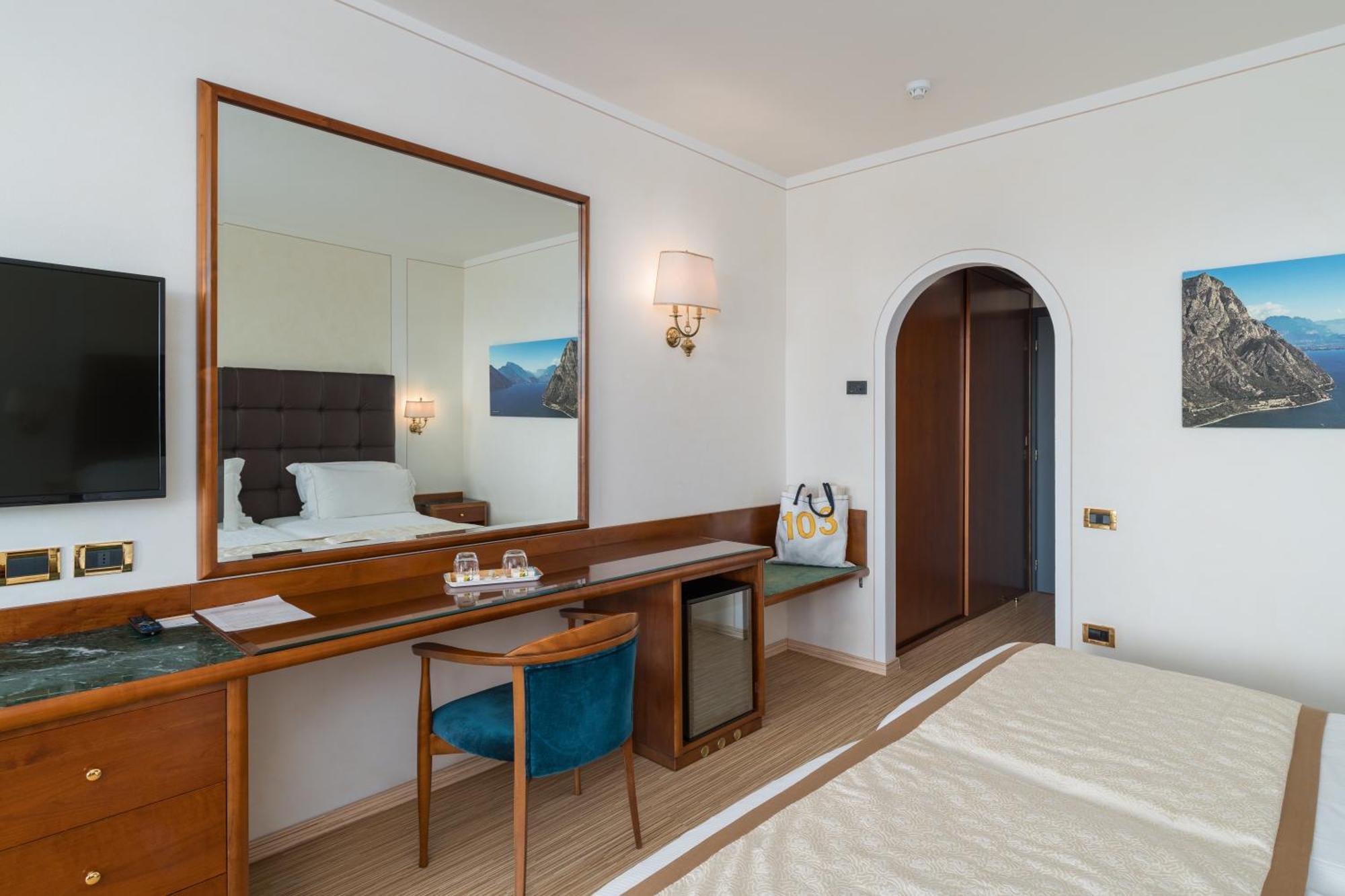 Superior Double or Twin Room with Lake View