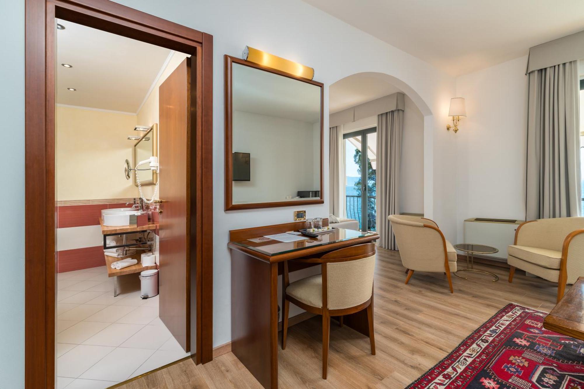 Junior Suite with Lake View