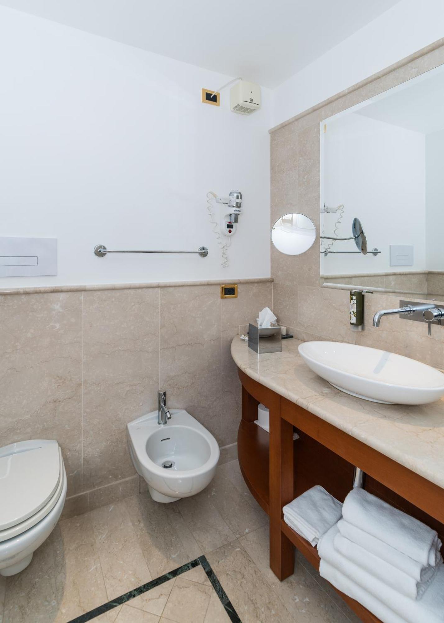 Deluxe Double or Twin Room with Lake View