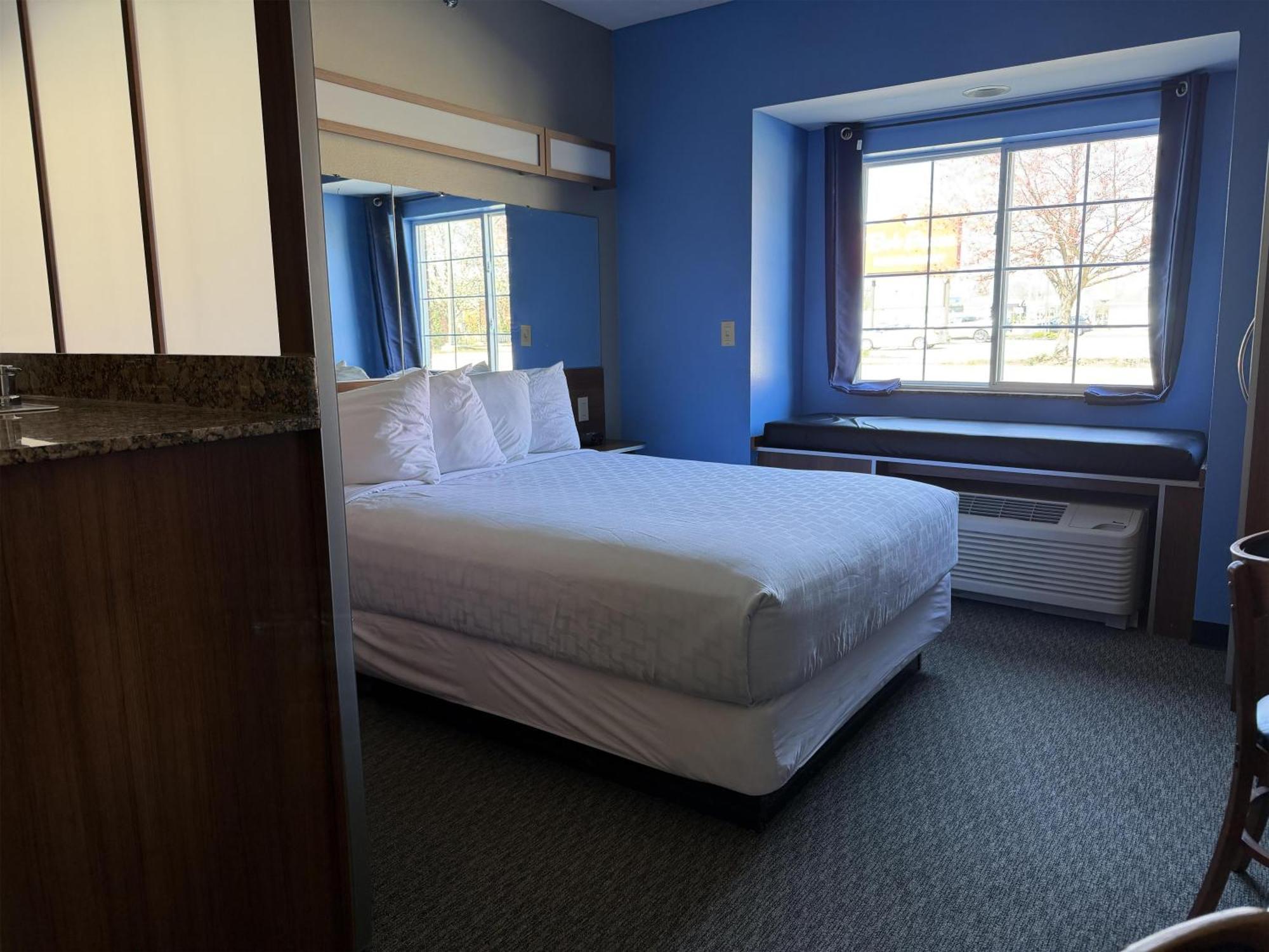 Queen Suite with Sofa Bed - Non-Smoking