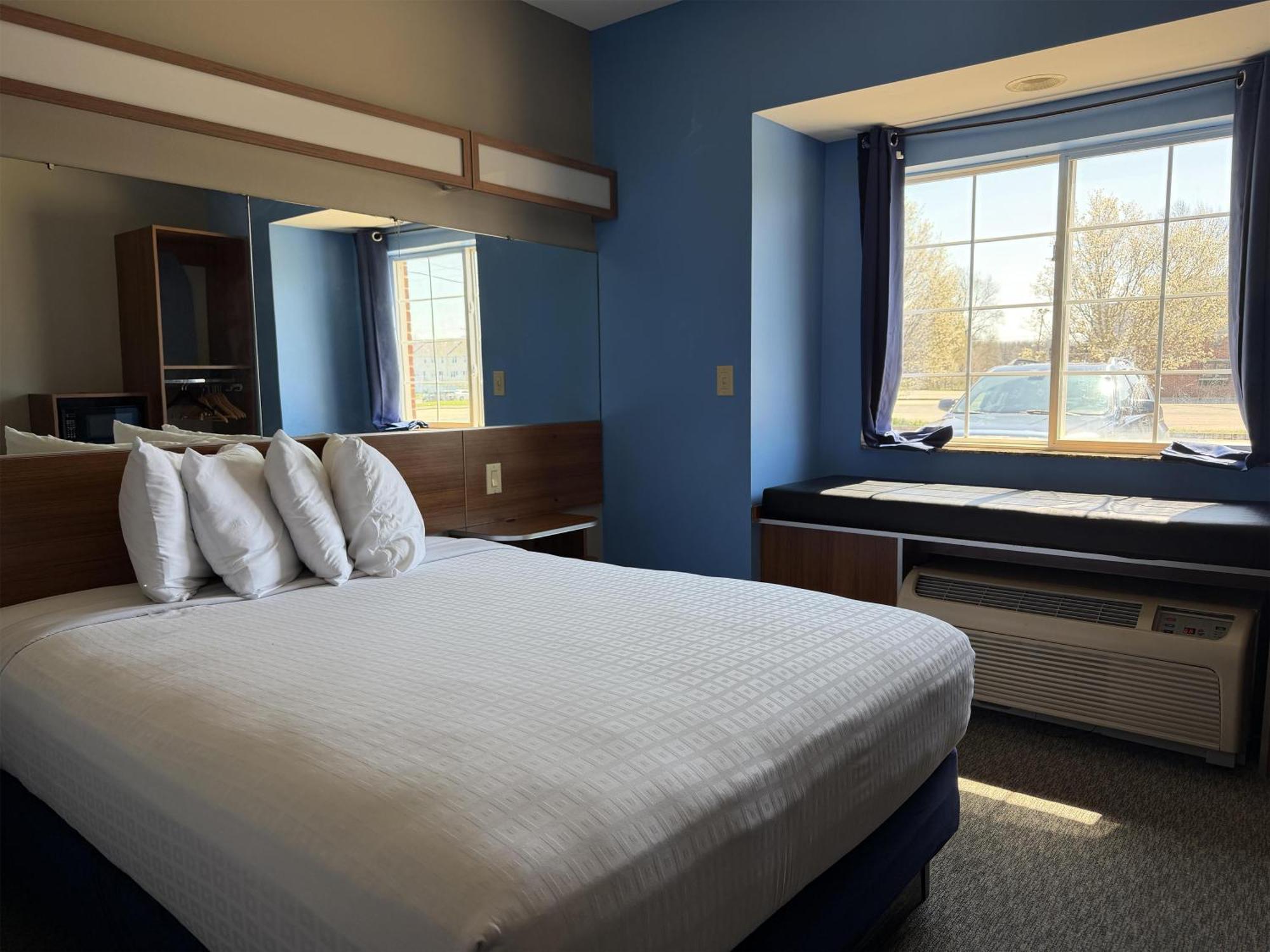 Queen Room - Mobility Accessible with Roll-In Shower/Non-Smoking