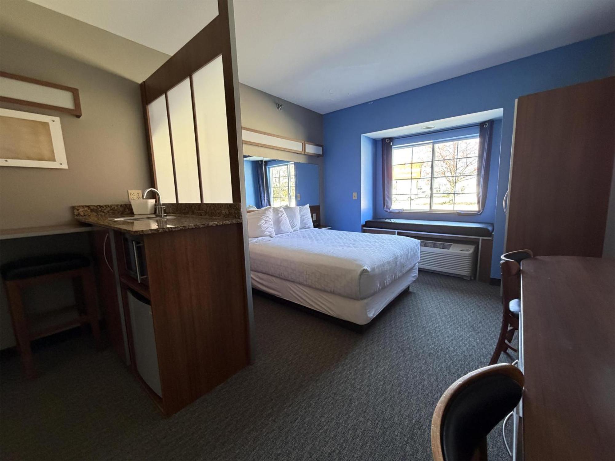 Queen Suite with Hot Tub - Non-Smoking