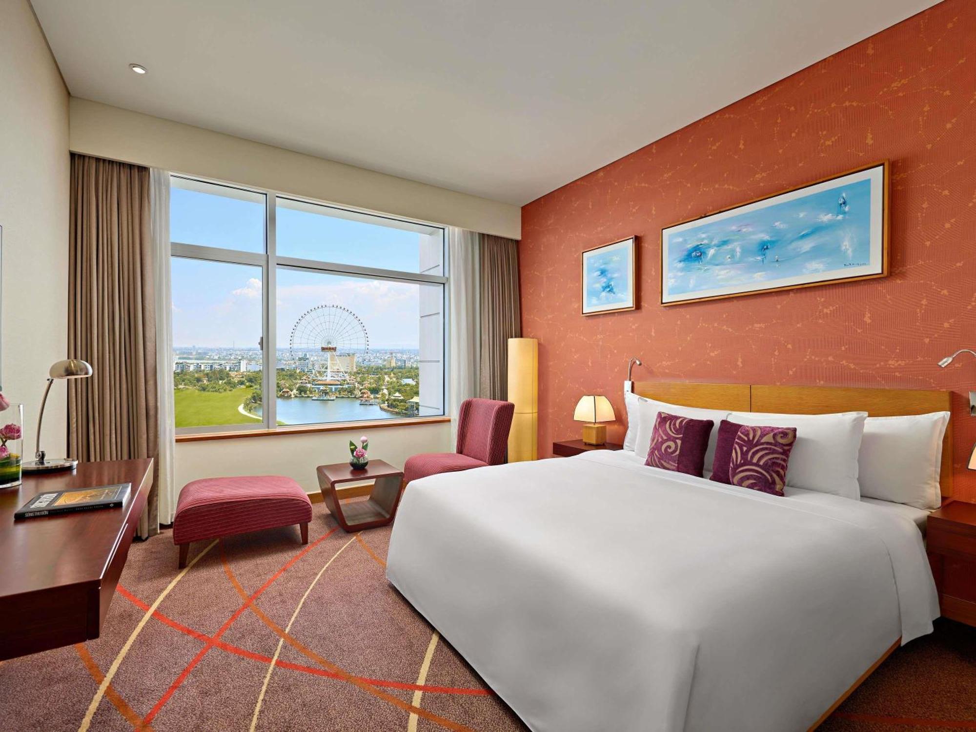 Deluxe Queen Room - High floor with Executive Lounge access