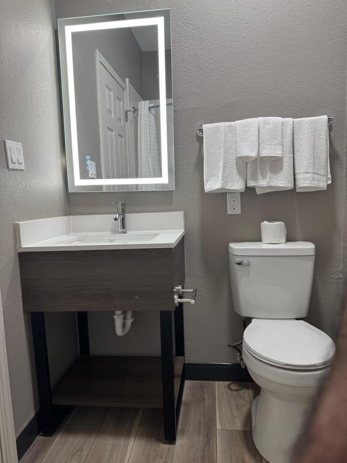 Queen Room - Non-Smoking