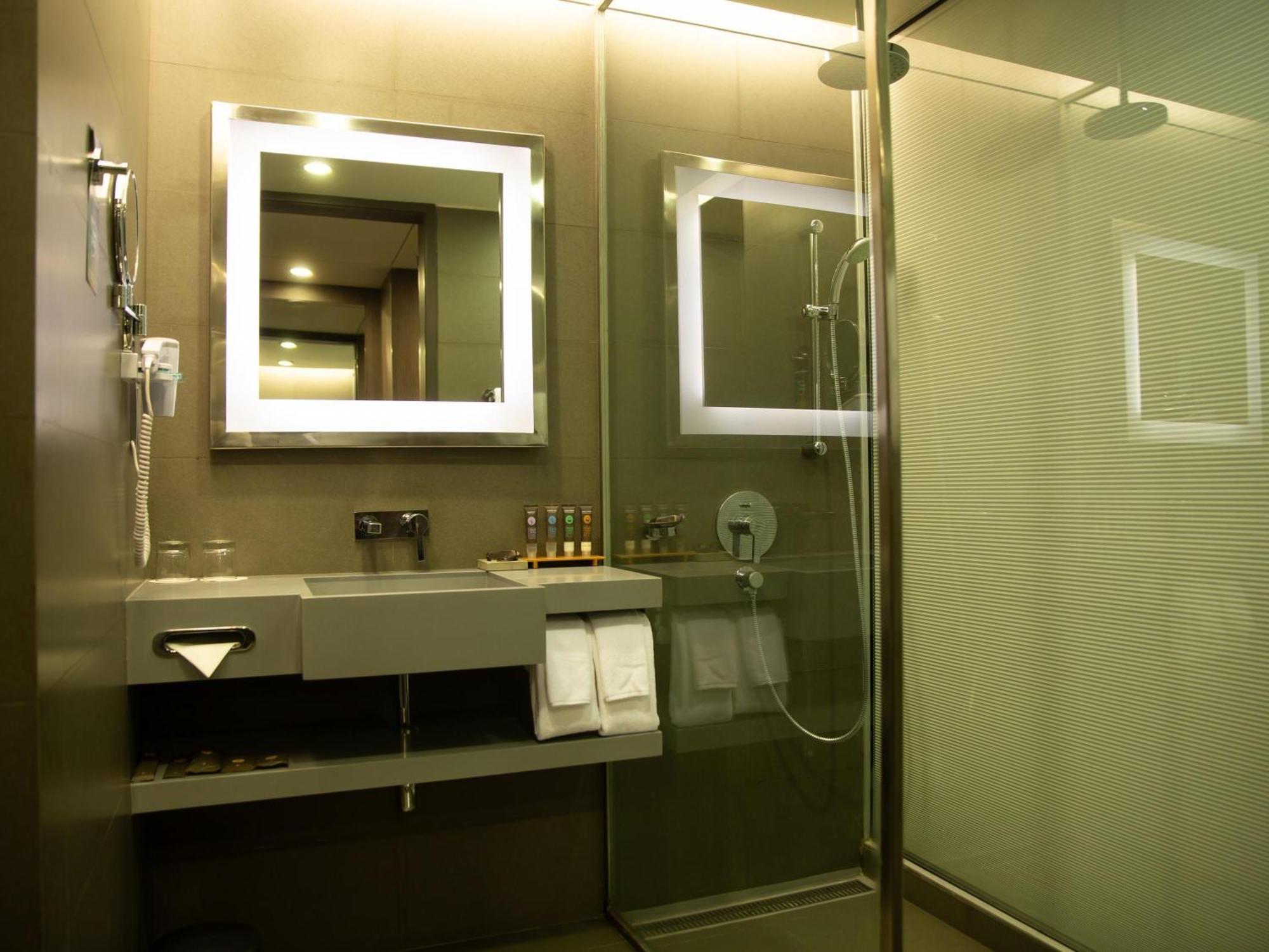 Premier King Room Lounge Access