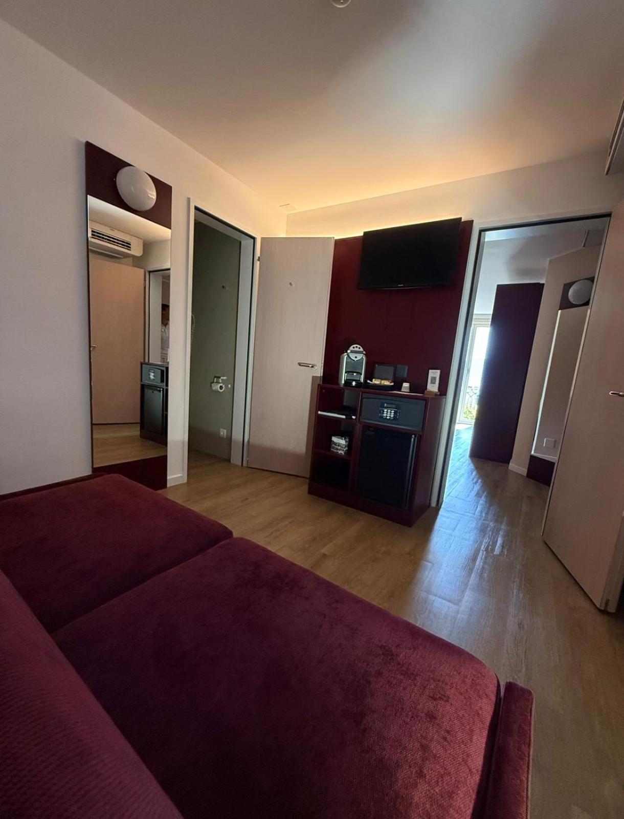 Camera doppia exclusive con due letti singoli vista lago
