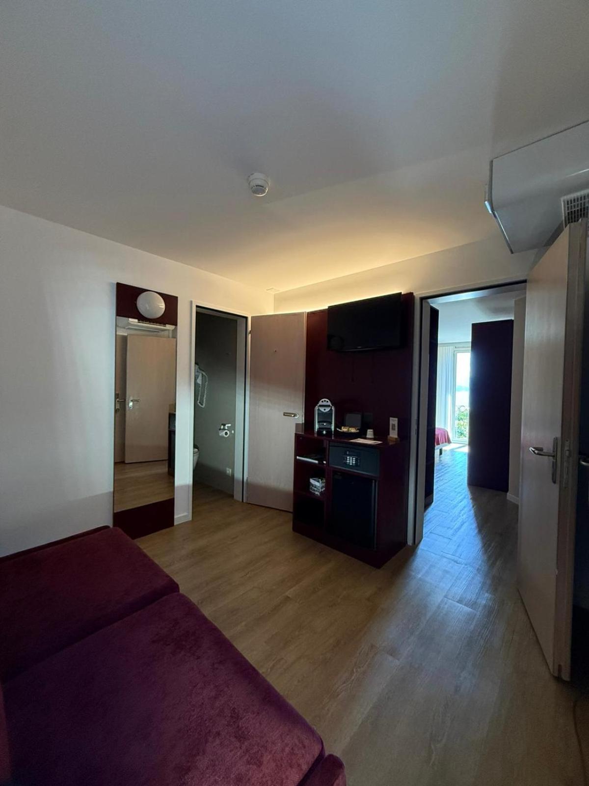Camera doppia exclusive con due letti singoli vista lago