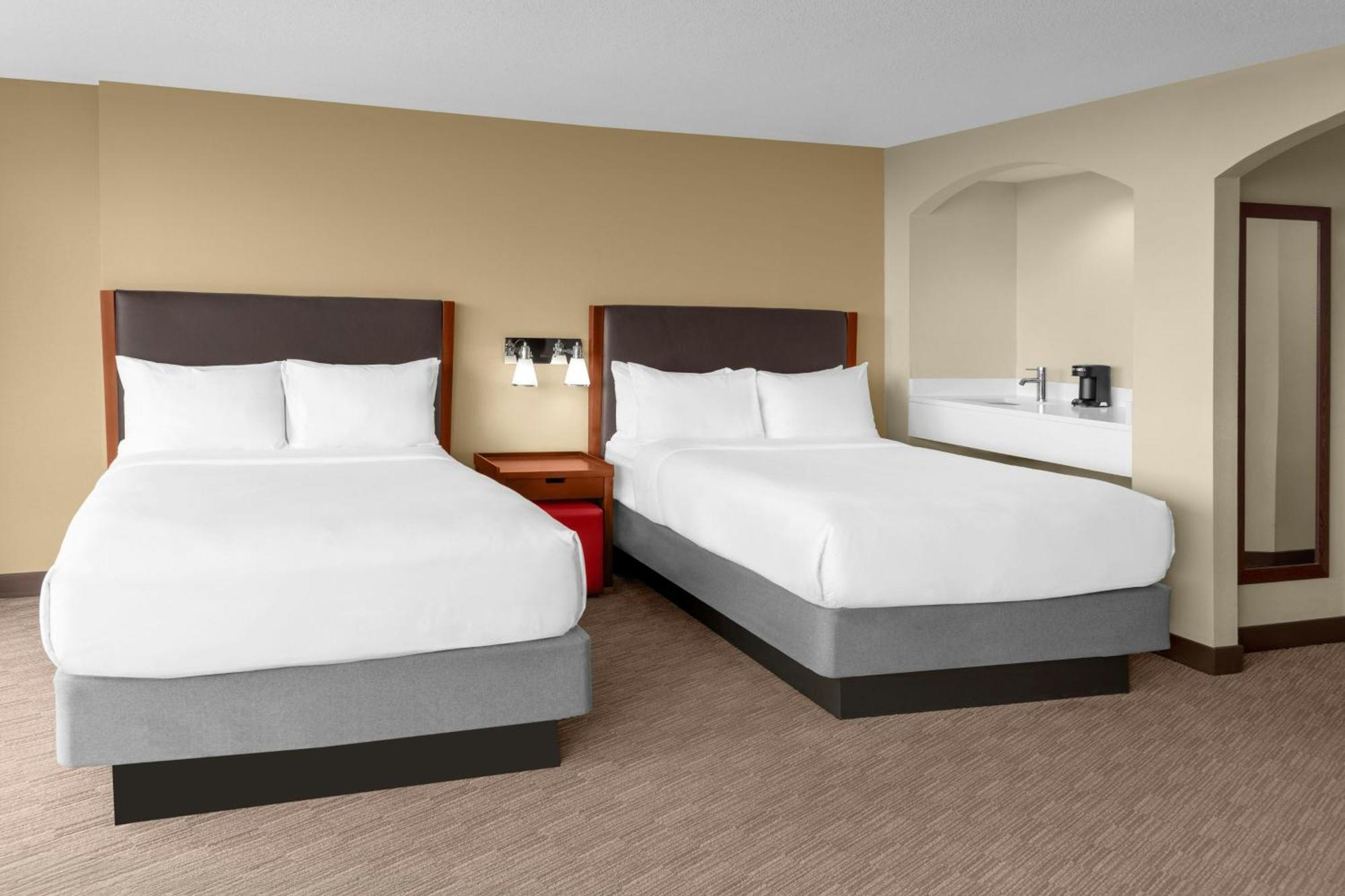 Zimmer mit 2 Queensize-Betten und Stadtblick