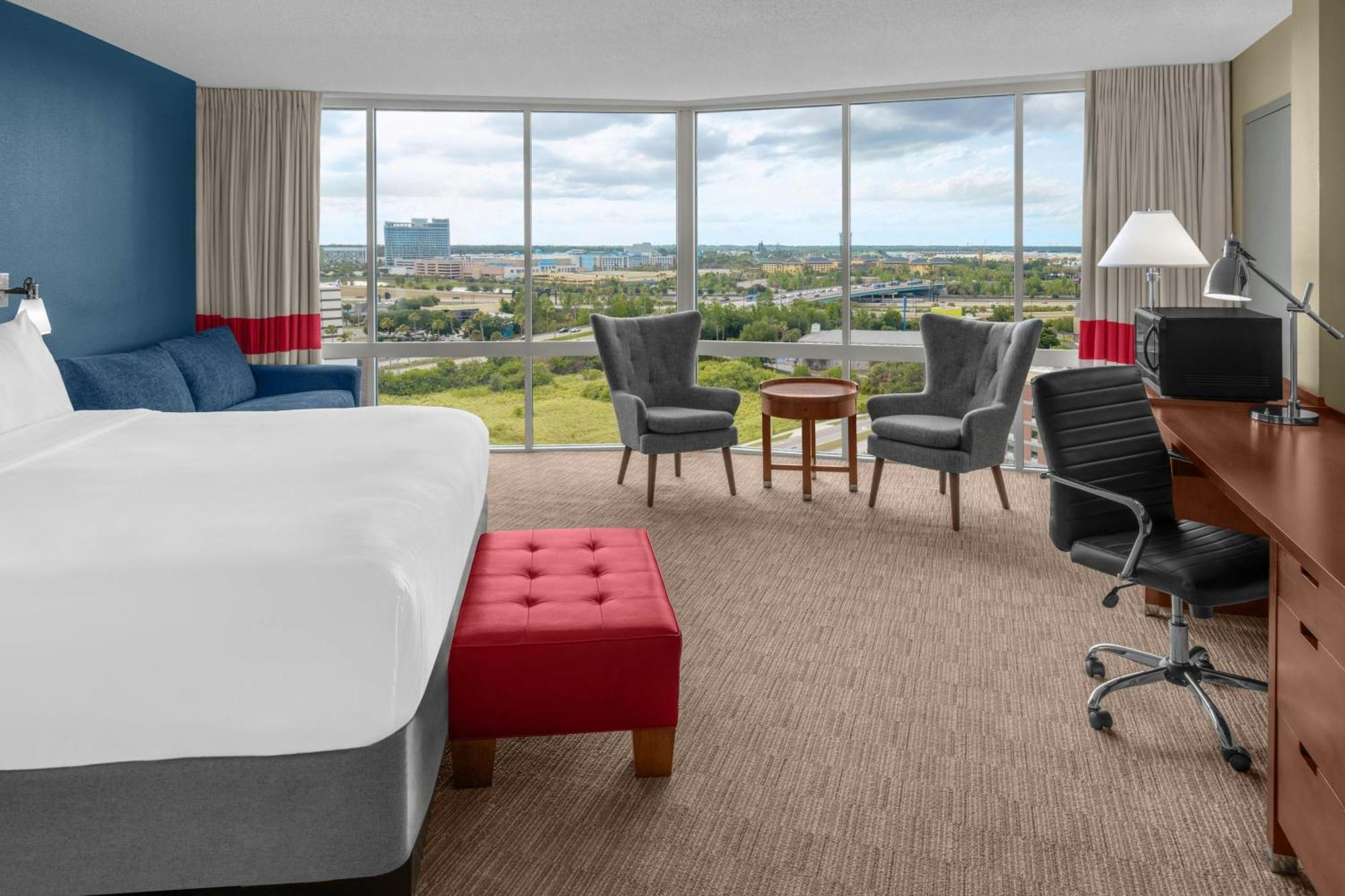 Zimmer mit 1 Kingsize-Bett und Stadblick