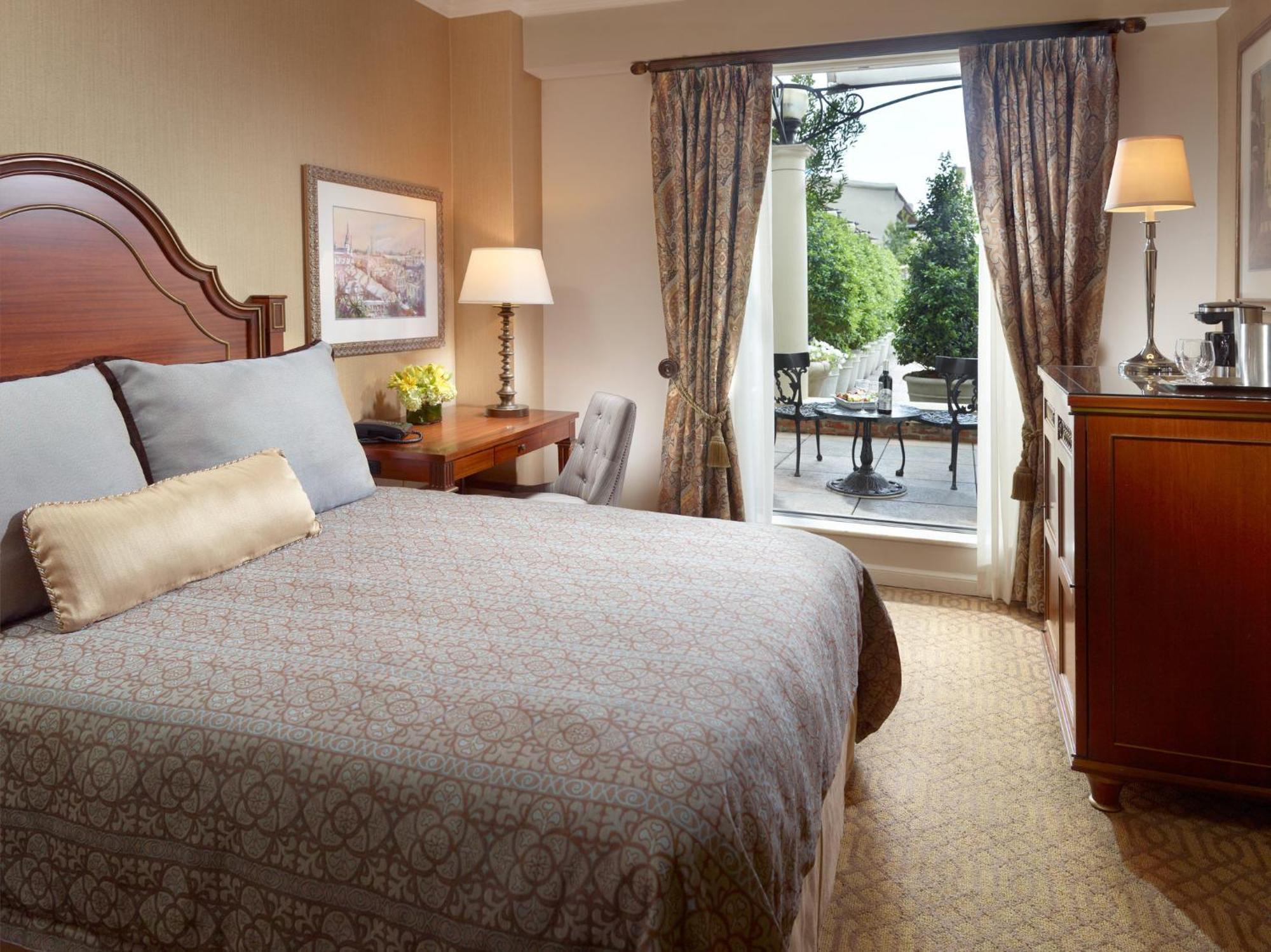 Habitación con cama grande y vistas al patio