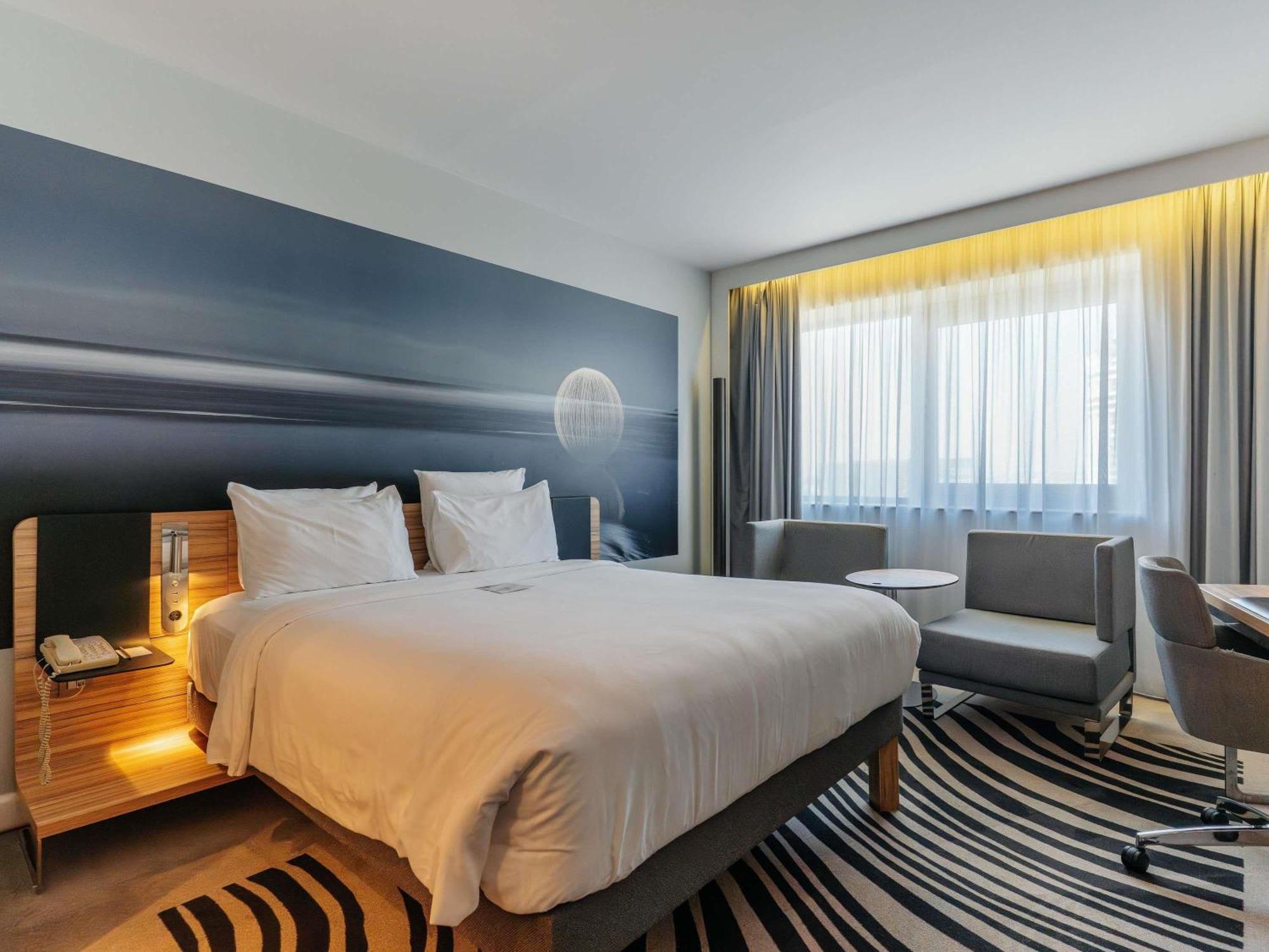Superior Room Queen Size Bed Partial Sea View