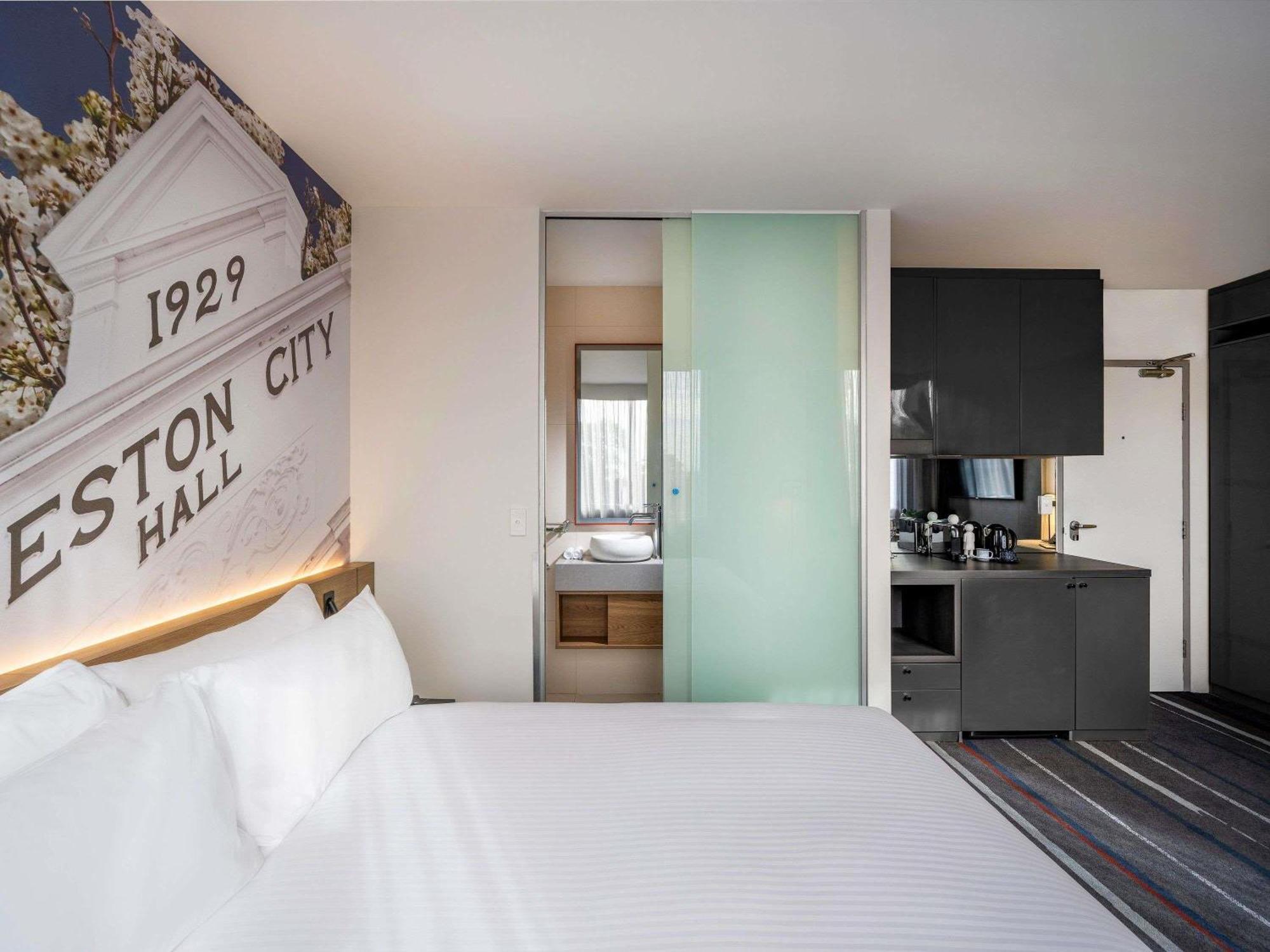 Studio mit Queensize-Bett und Kochnische
