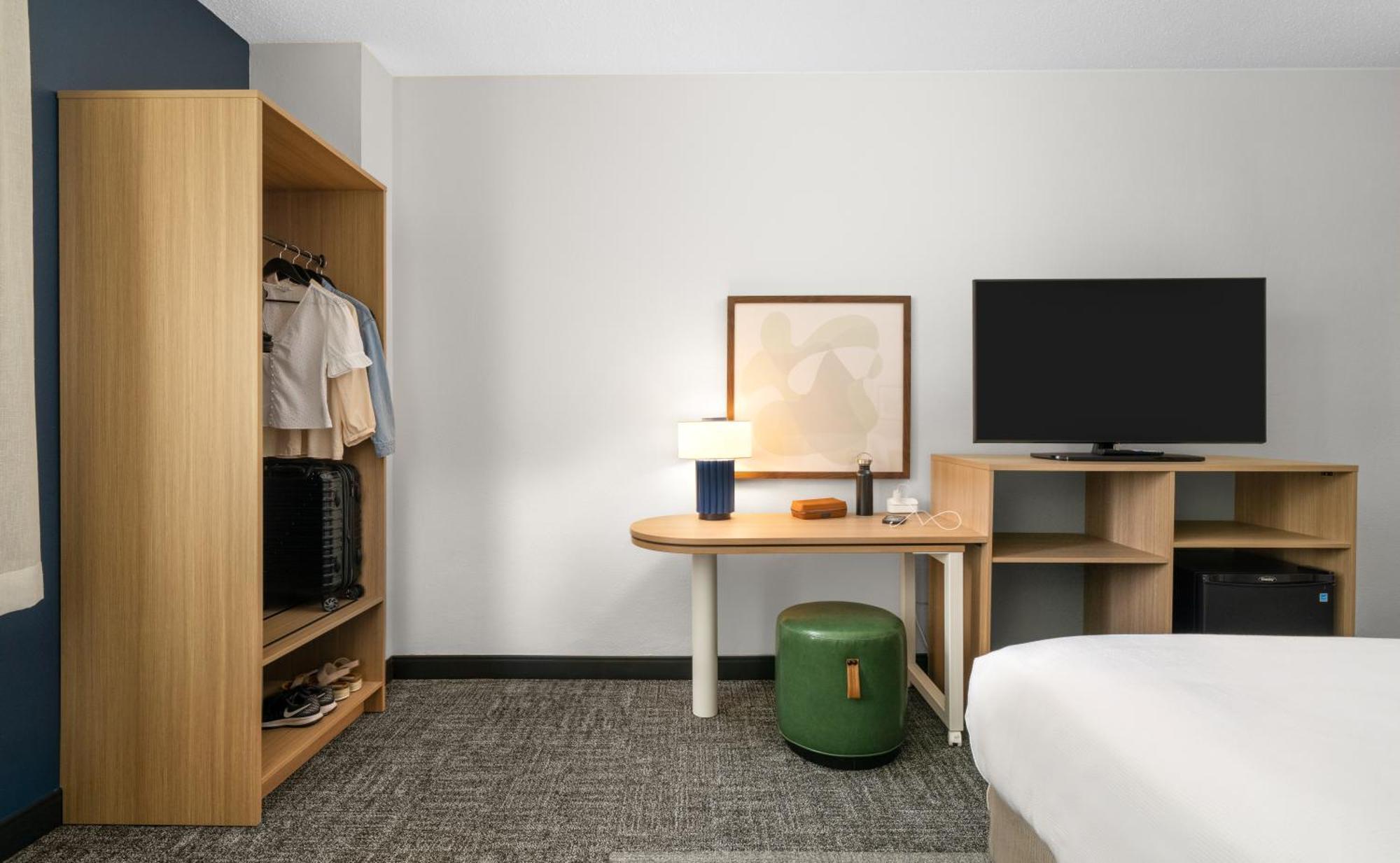 Habitación con ducha a ras de suelo, adaptada para personas de movilidad reducida - Cama extragrande