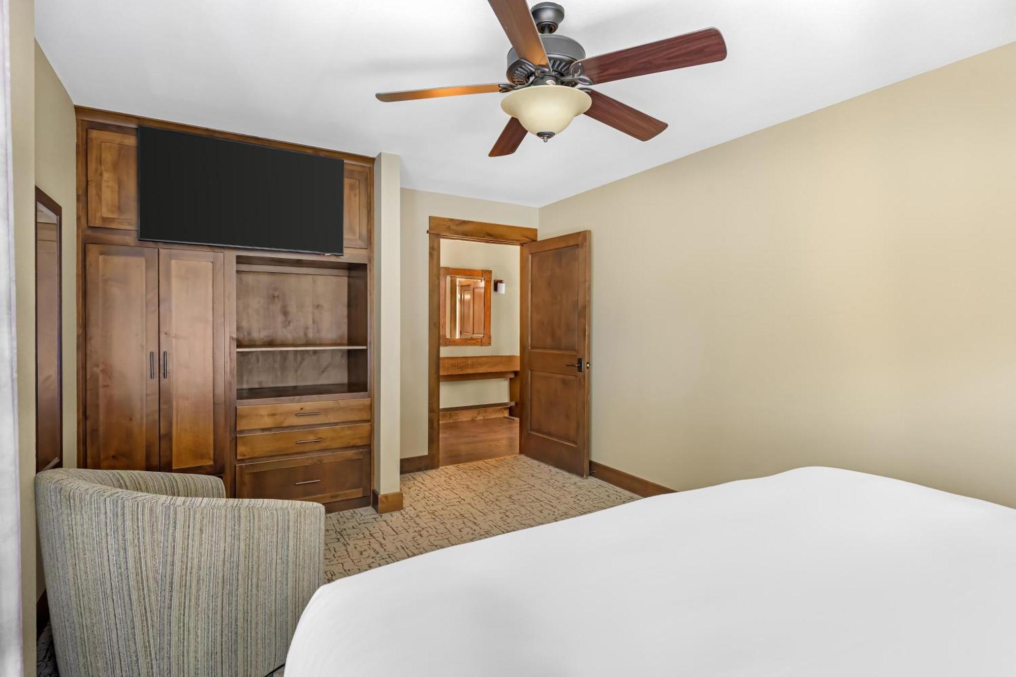 One-Bedroom Deluxe King Suite