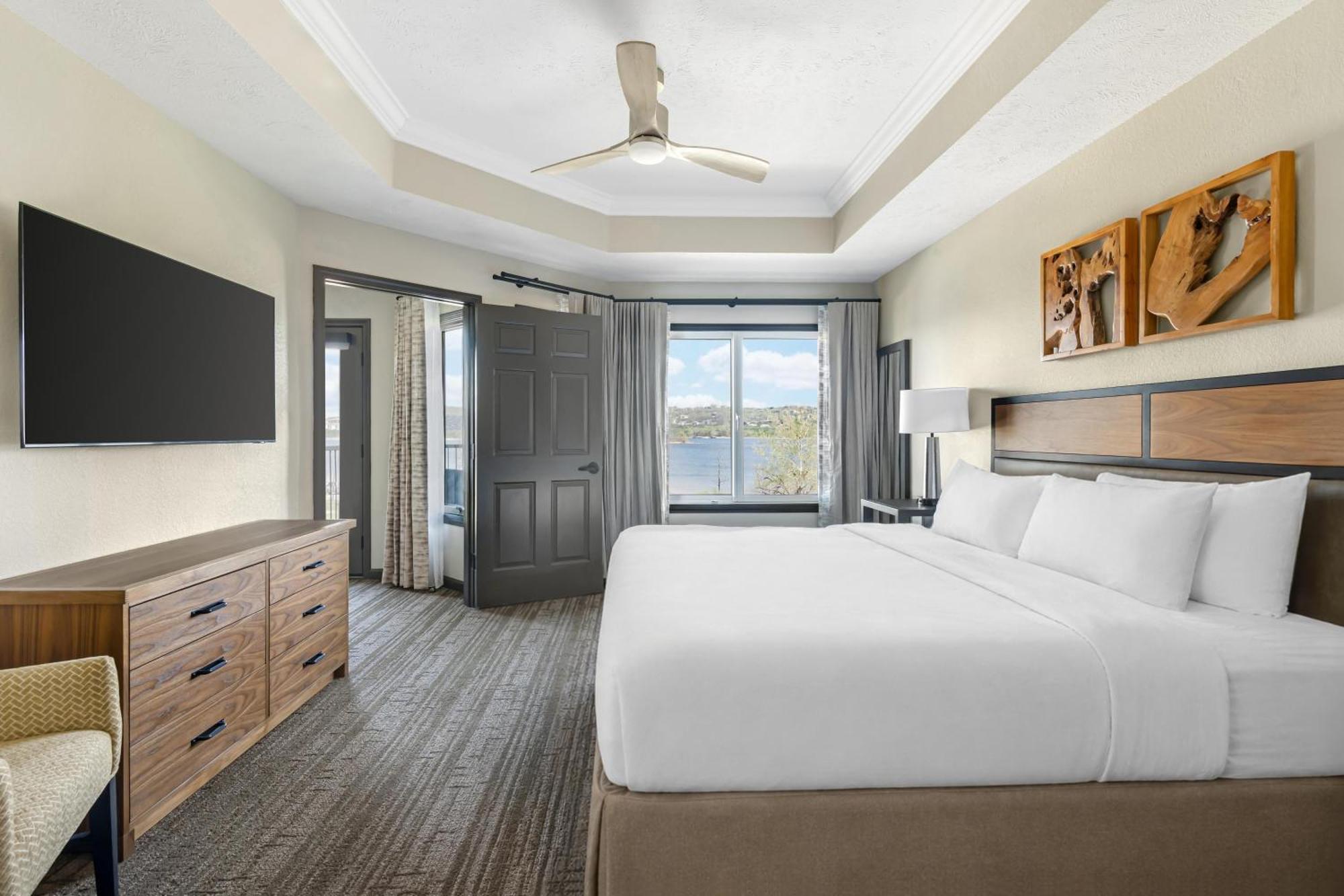 One-Bedroom King Suite with Lake View