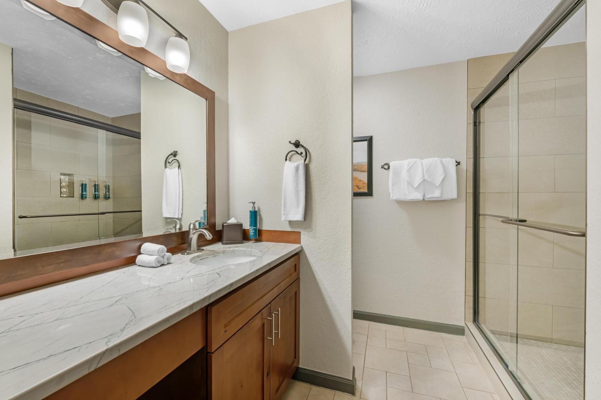 One-Bedroom Deluxe King Suite with Lake View