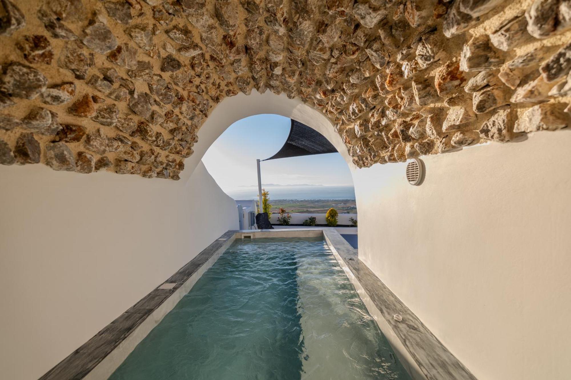 The Majestic Cave Villa with Heated Jetted Plunge Pool Sea & Sunset View