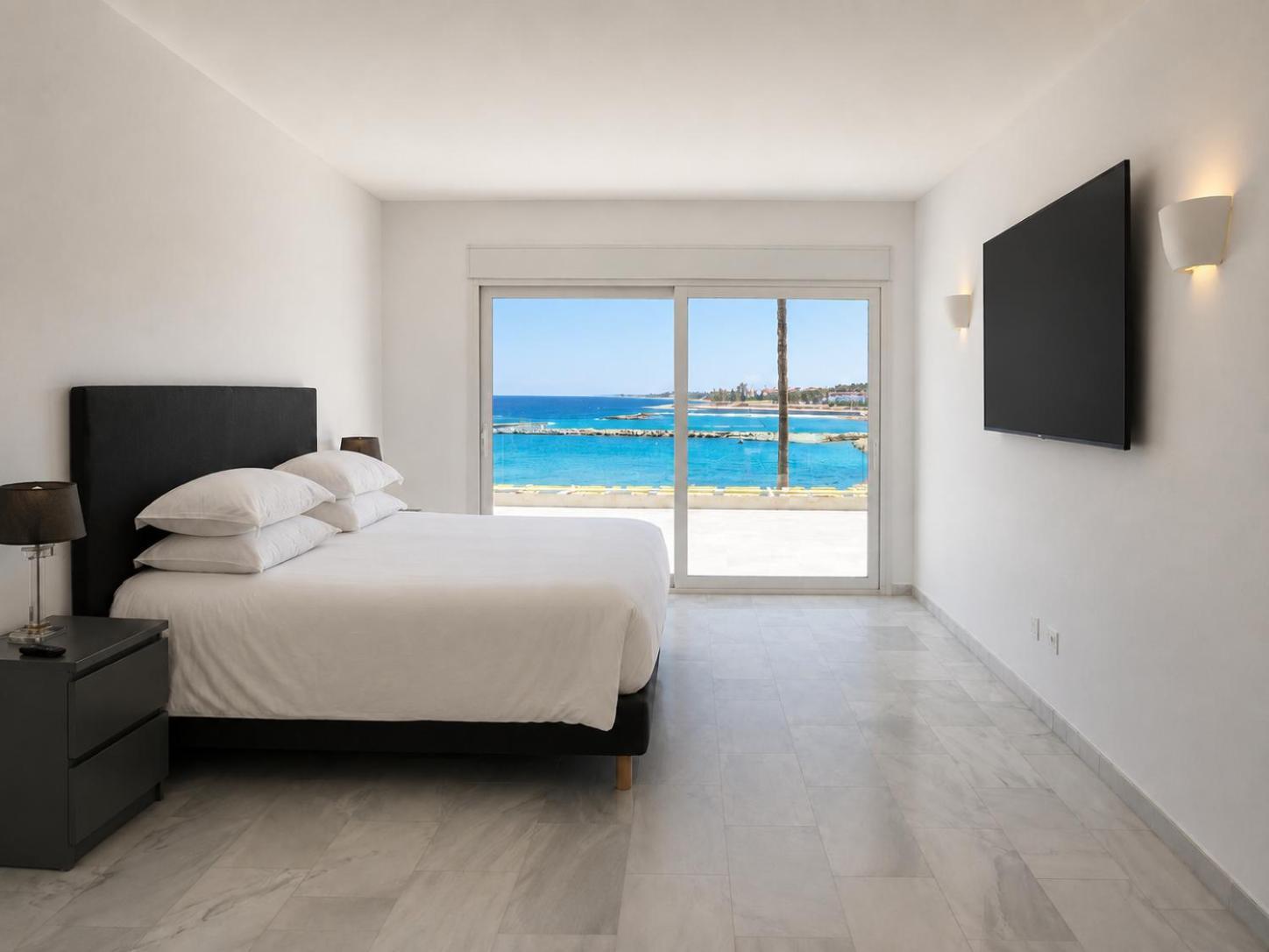 Deluxe Three-Bedroom Apartment Sea View Hot Tub