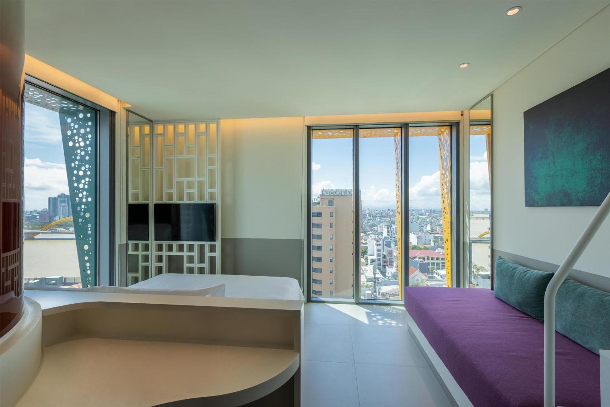 Deluxe Corner King Room with City View