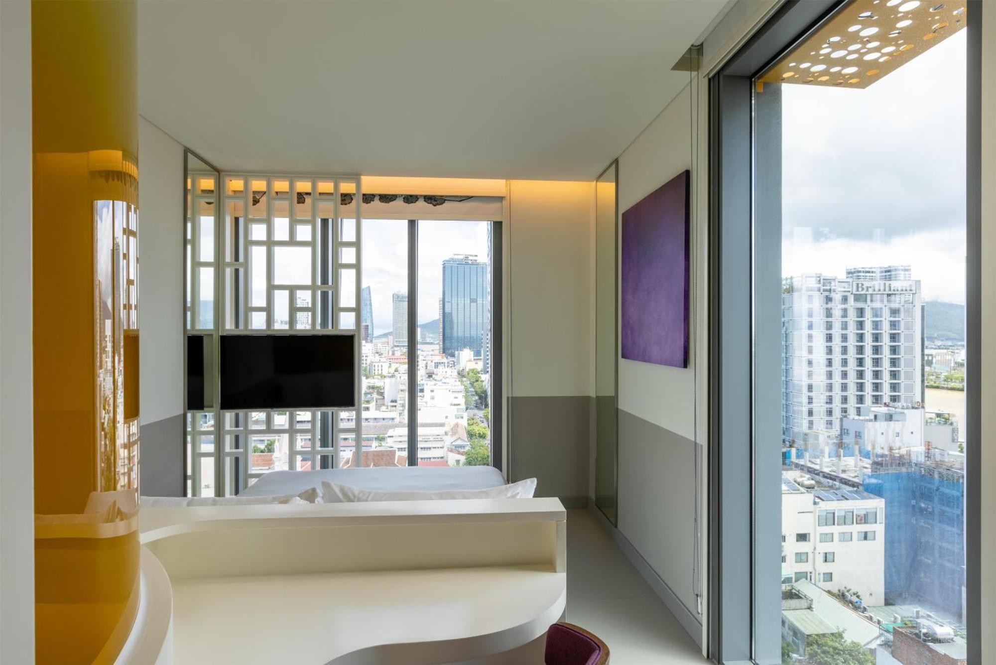 Corner Queen Room with River View