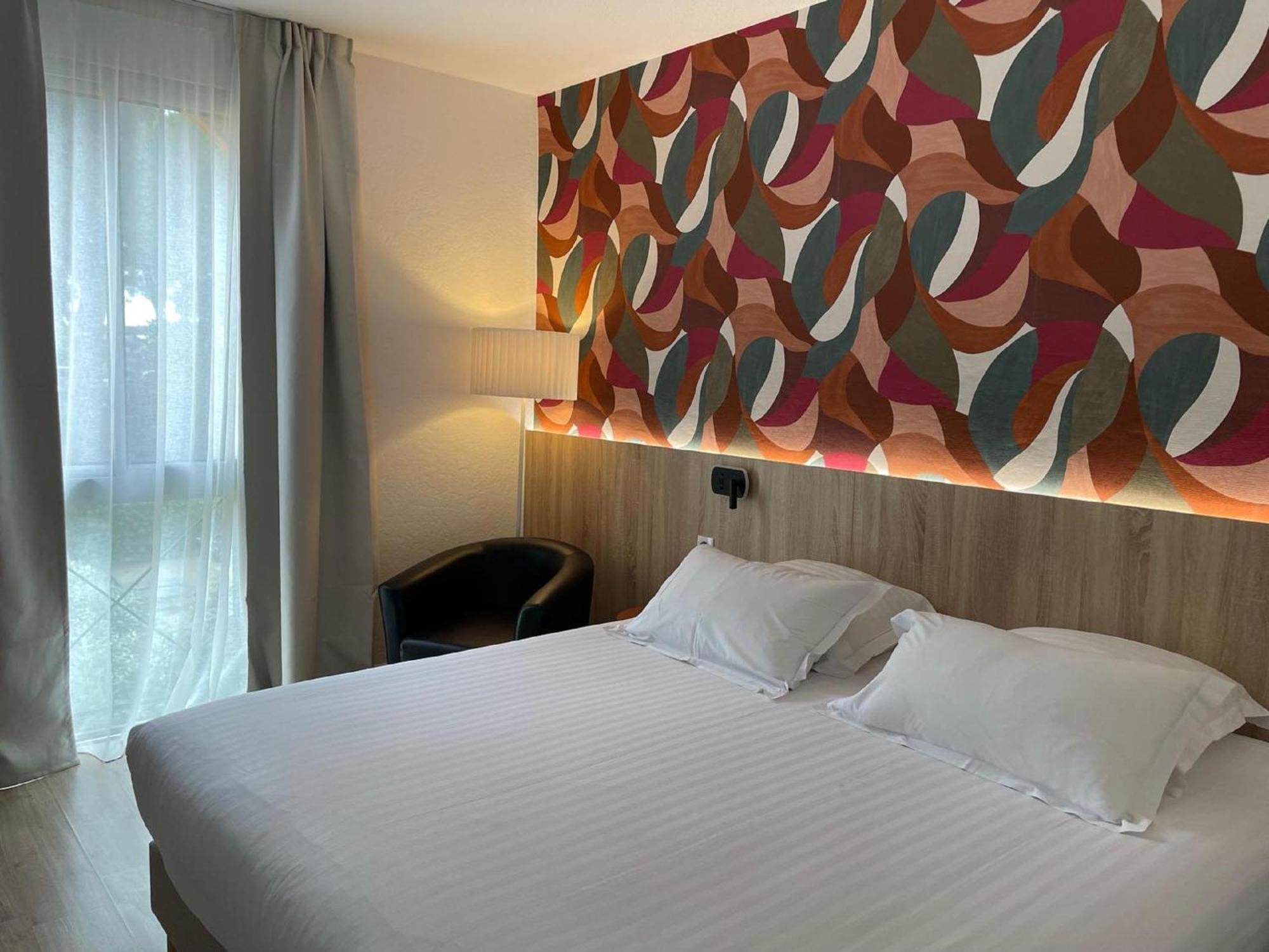 Privilege Queen Room with Pool View - Higher Floor/Non-Smoking