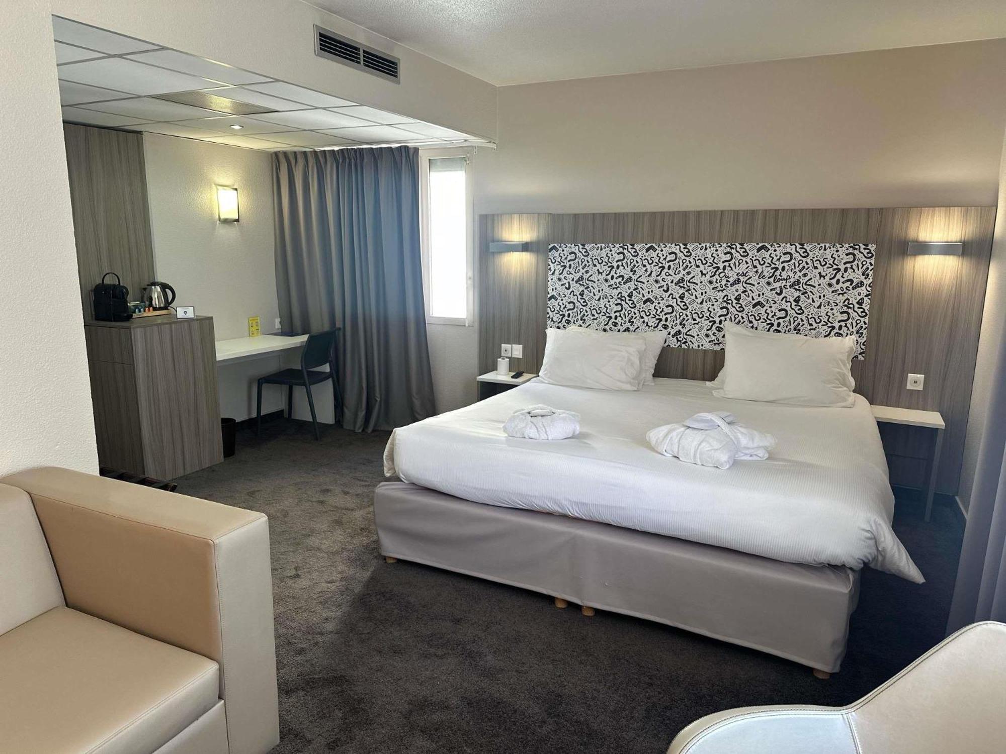 Comfort Room Double Bed Single Sofa Bed