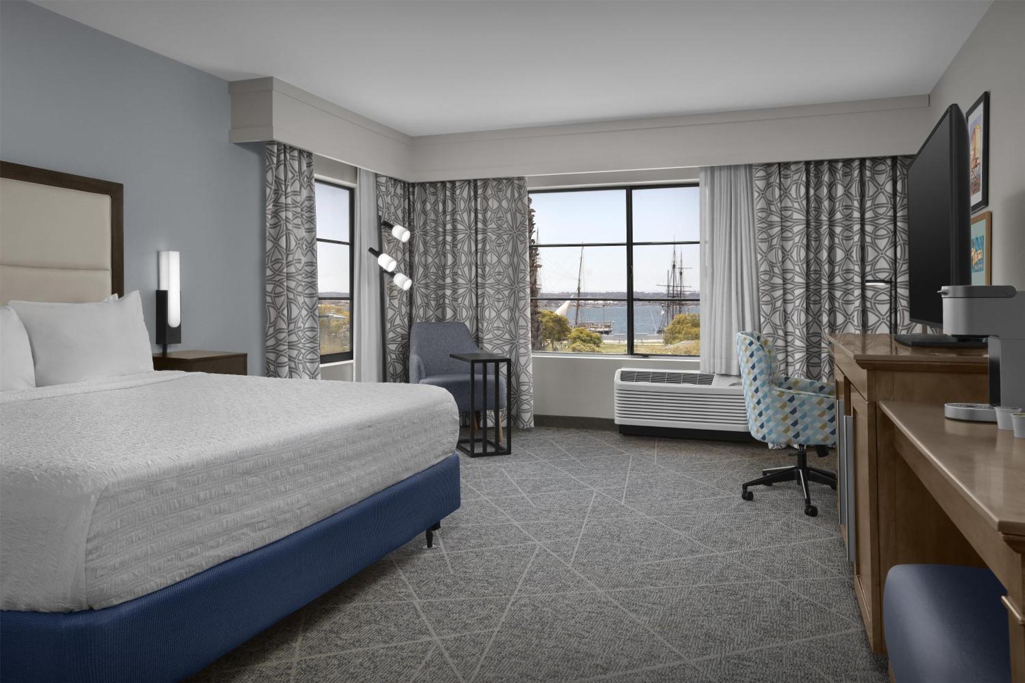 King Room with Tub - Mobility Access/Non-Smoking