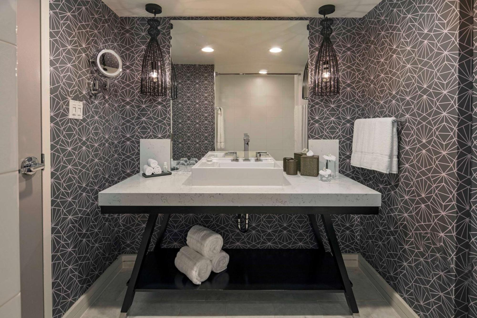 Executive Studio Two Queens bathtub City View Mobility Accessible