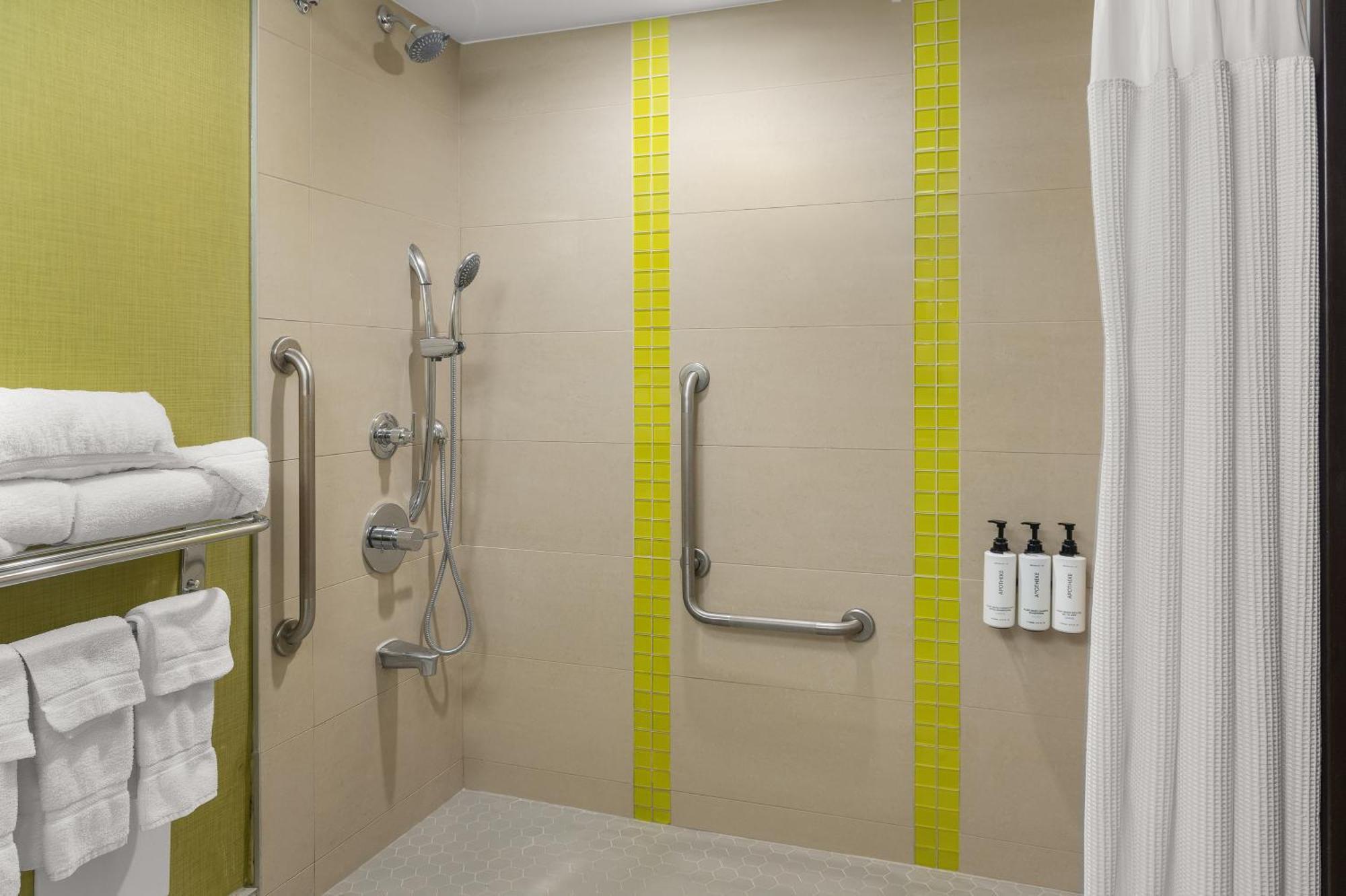 King Room - Mobility Access Tub/Non-Smoking