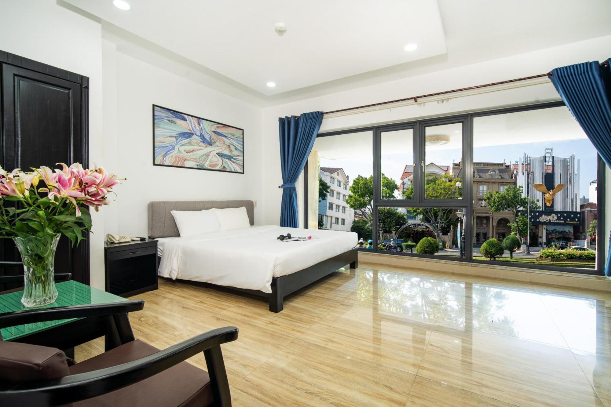 Deluxe Double Room with Big Window - City View