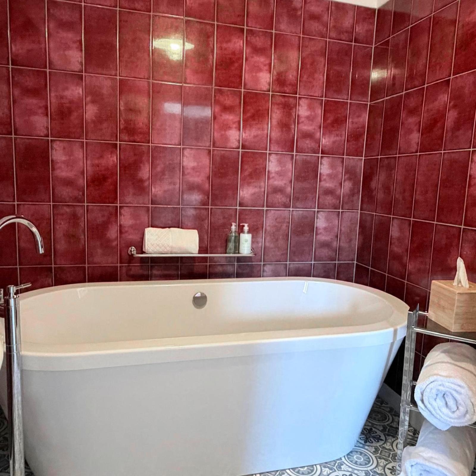Deluxe Double Room Bath,1772955796:JPEG