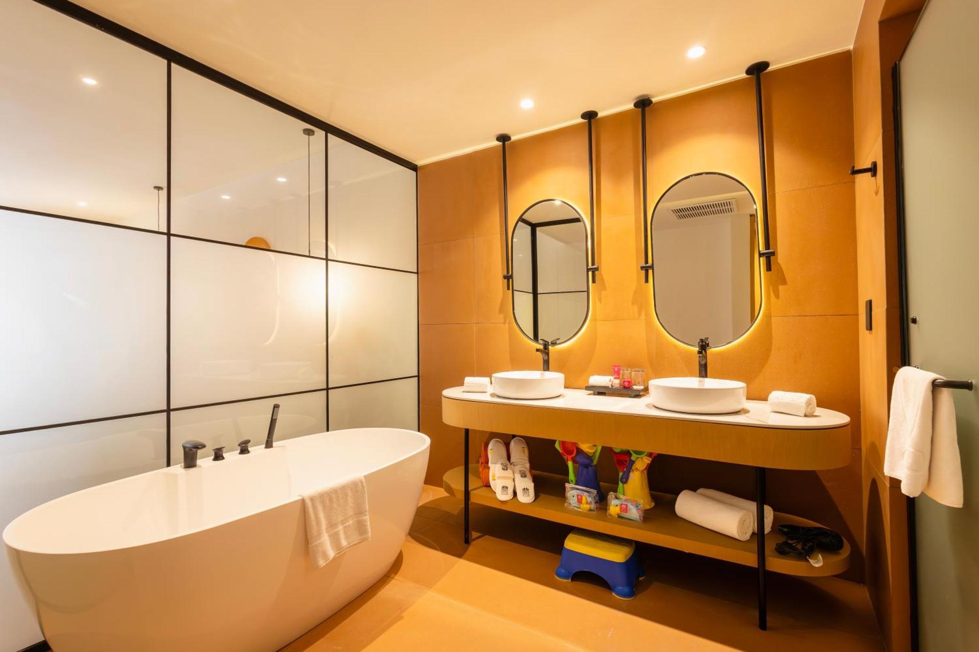 Family Club Room Pool Access