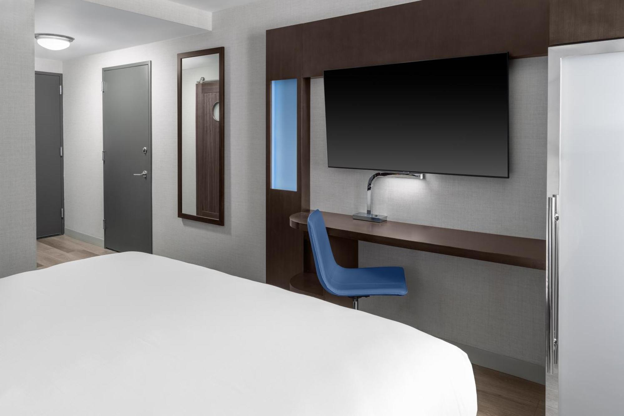 Habitación con cama extragrande y ducha accesible en silla de ruedas - Adaptada para personas con movilidad reducida y discapacidad auditiva