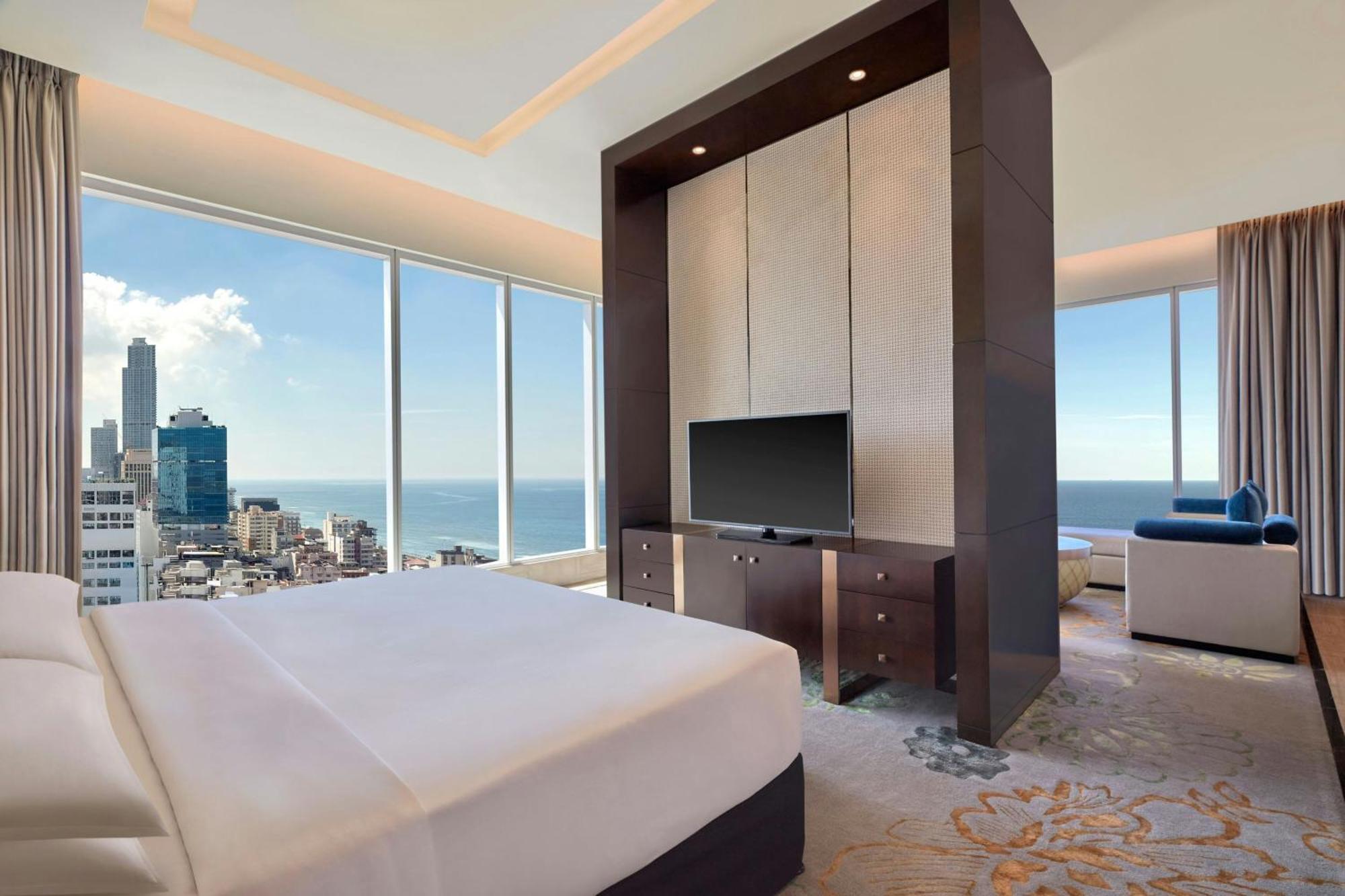 Presidential King Suite Ocean View Club Lounge Access spa per room F&B per room Early check Late Checkout subject to availability
