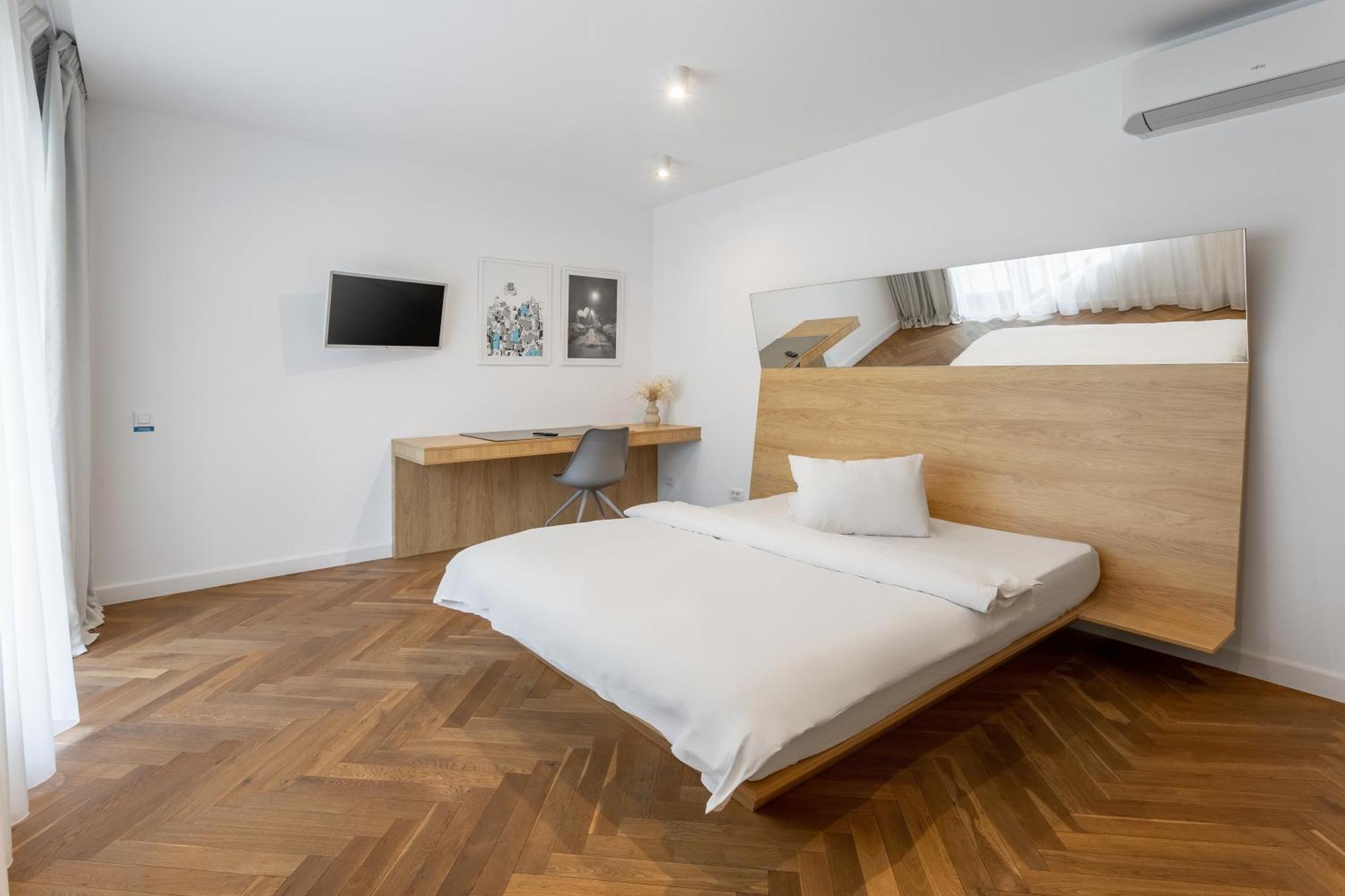 Deluxe One Bedroom Apartment