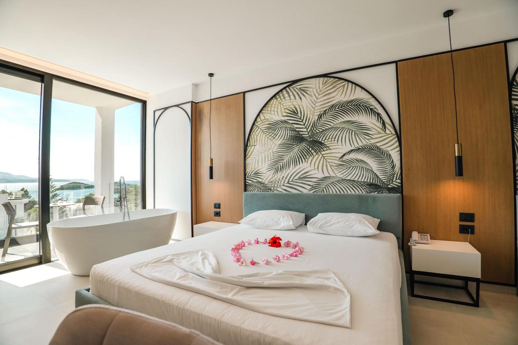 Superior Sea View Triple Room Bathtub