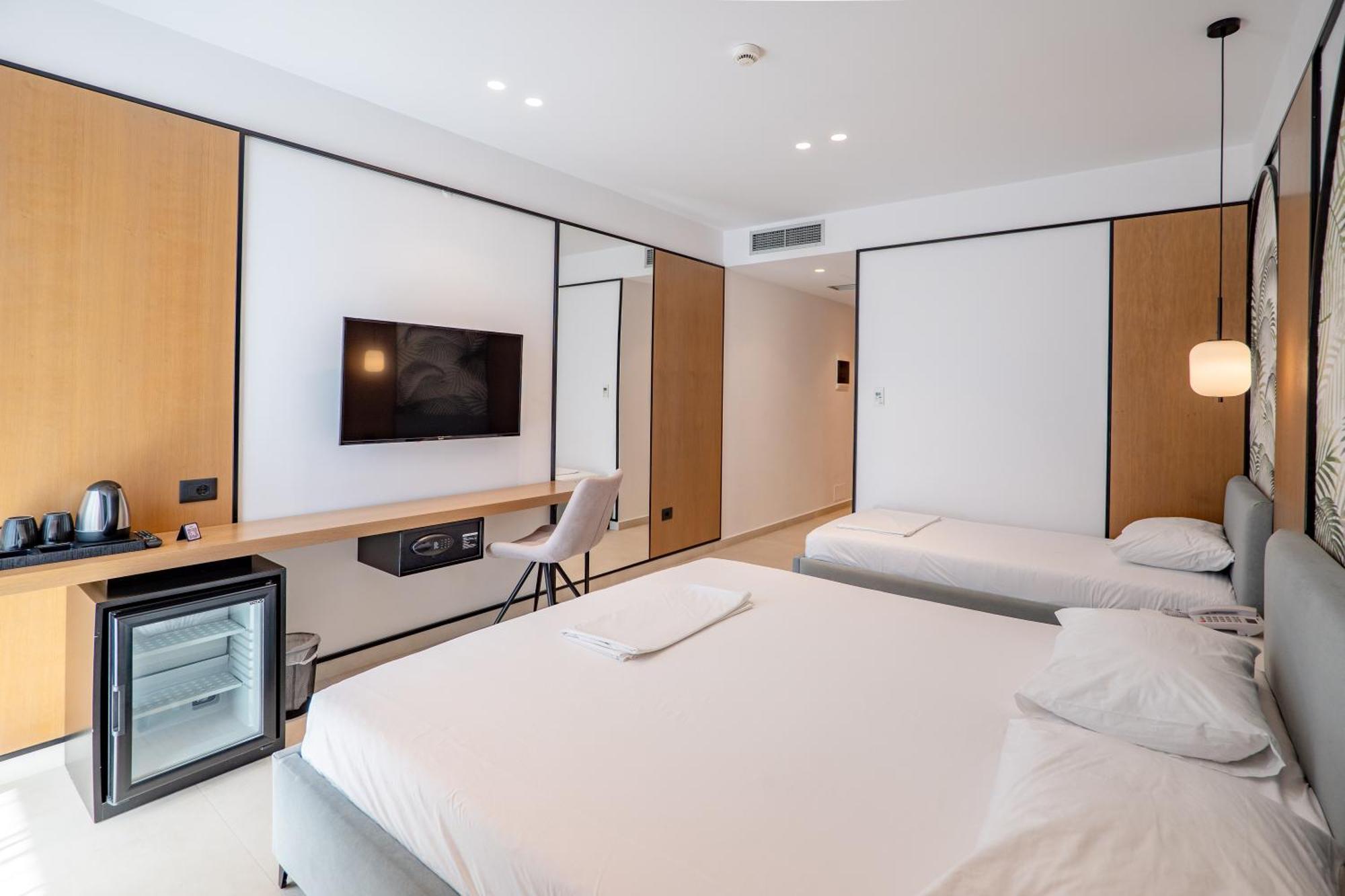 Deluxe Triple Room Balcony