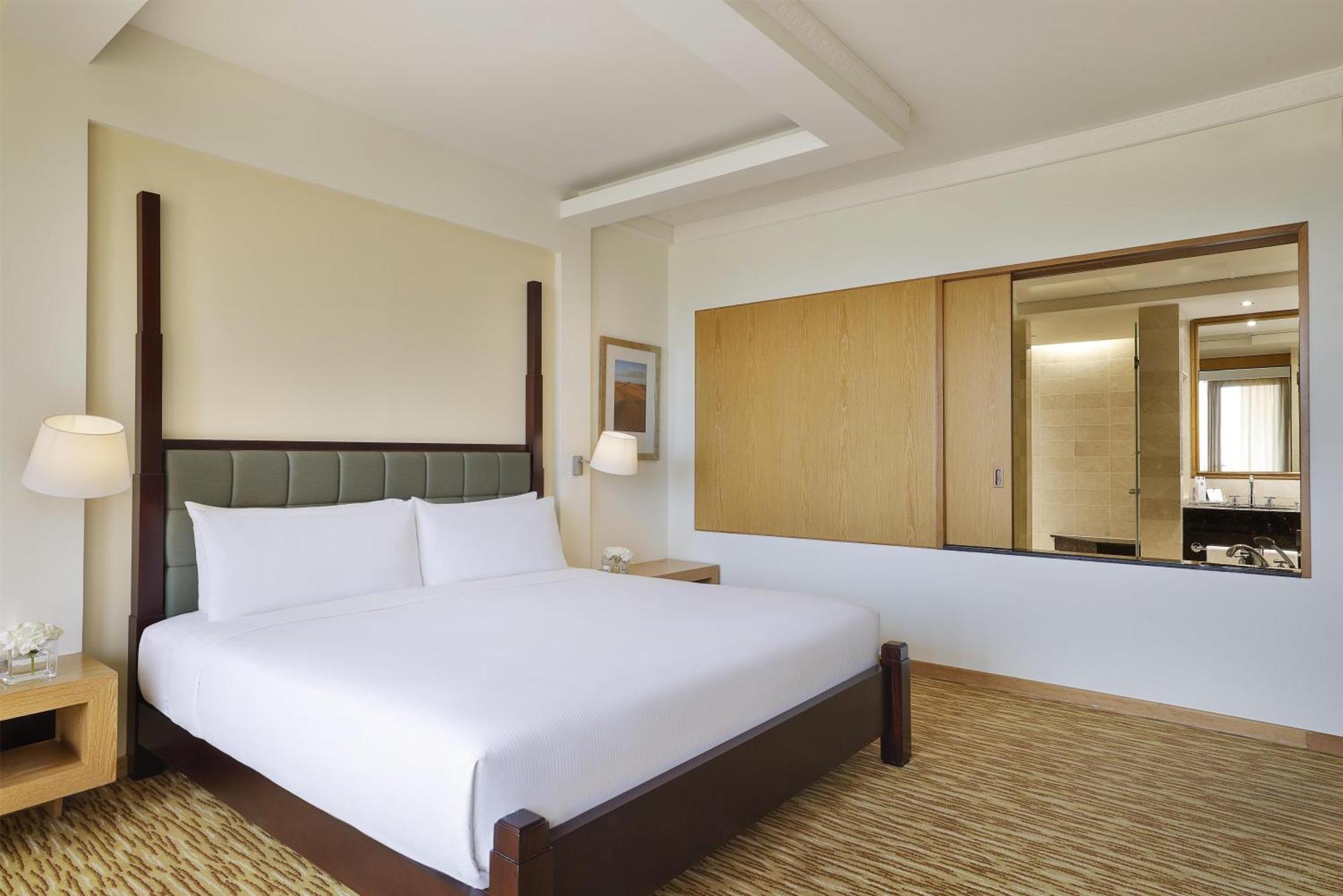 One-Bedroom King Suite Sea View