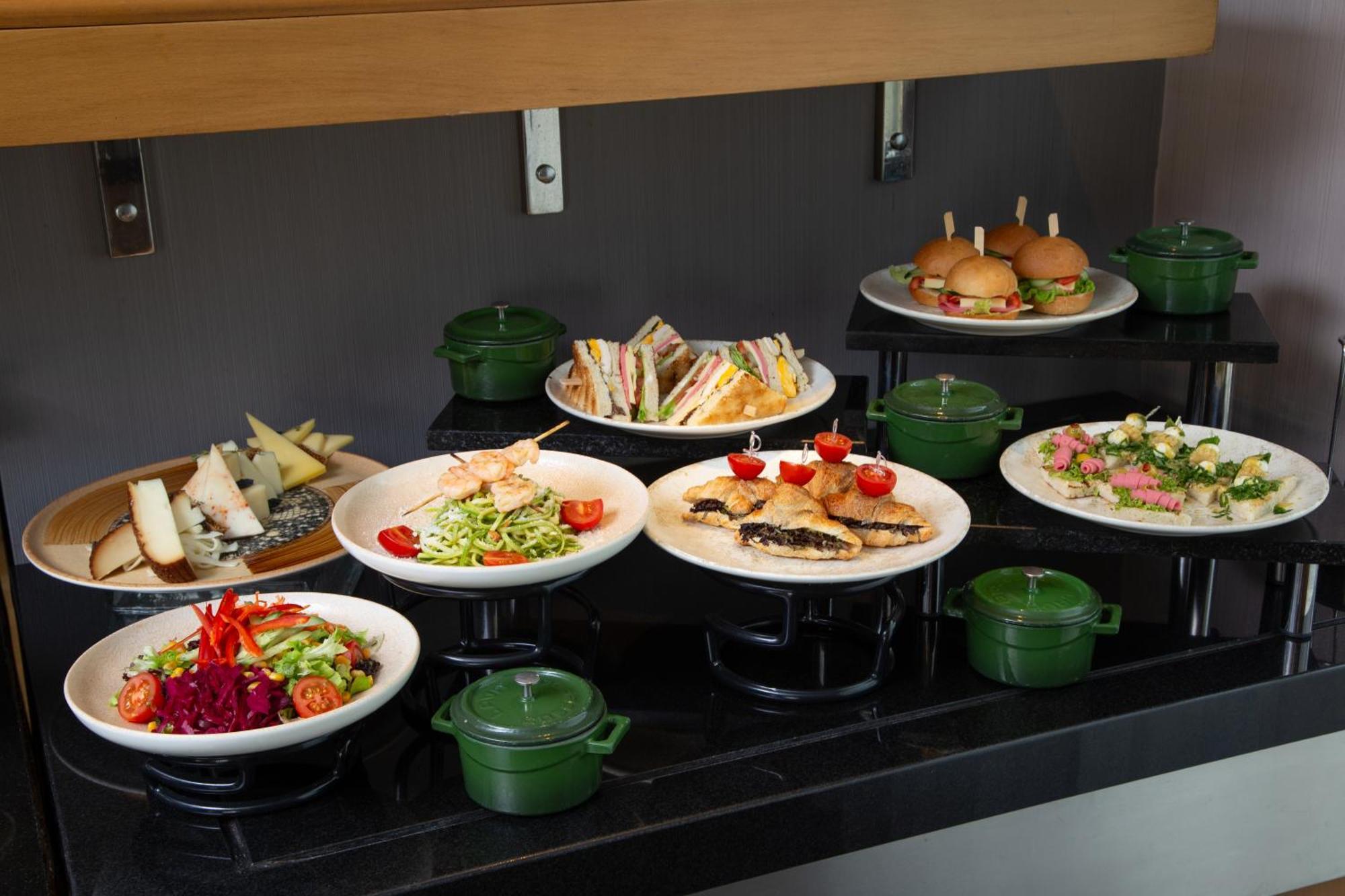 Executive Senior Suite Kitchenette & Lounge Access